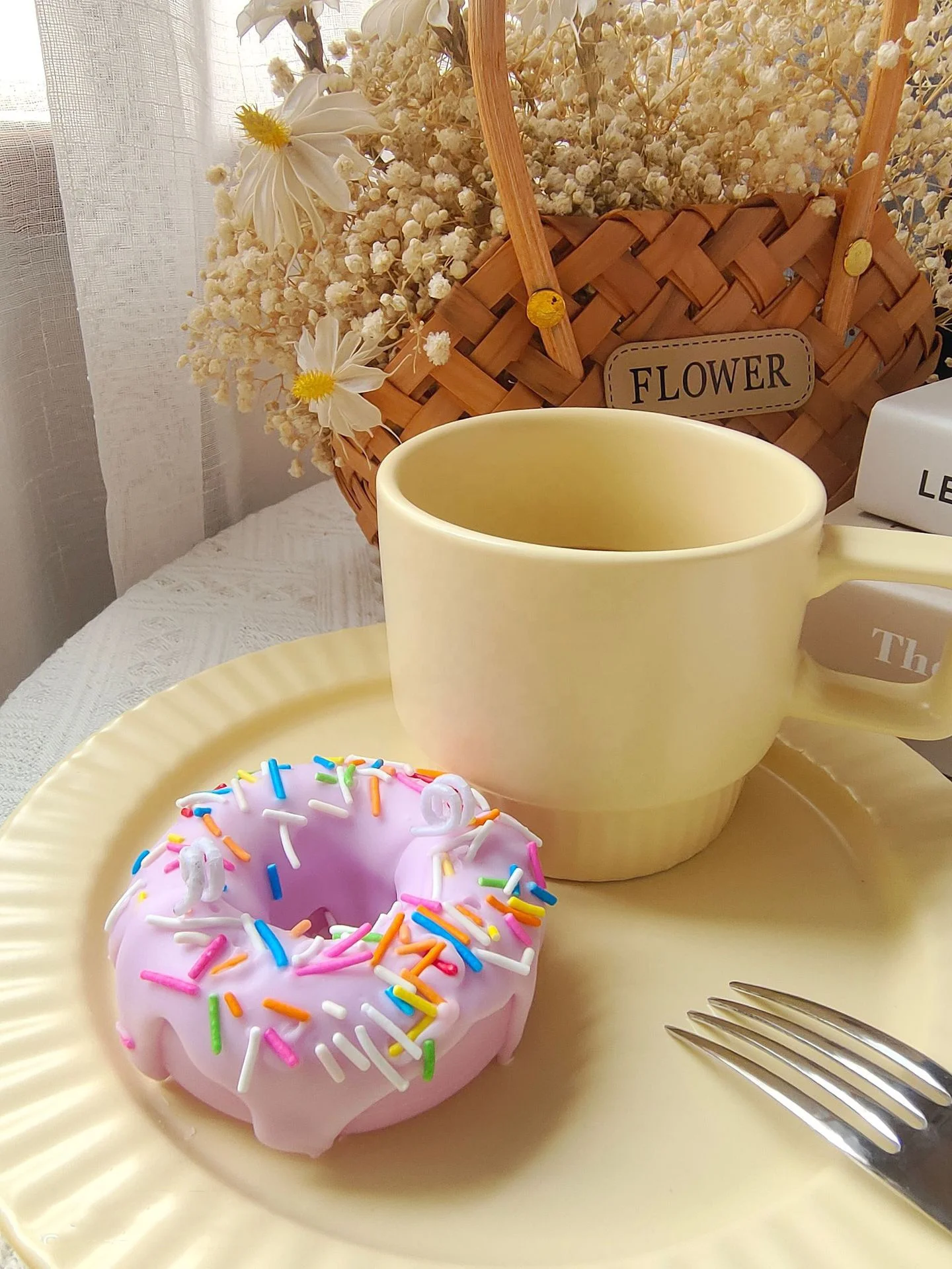 Wholesale Cute handmade donut dessert scented candles food aroma candles supplier desert candles
