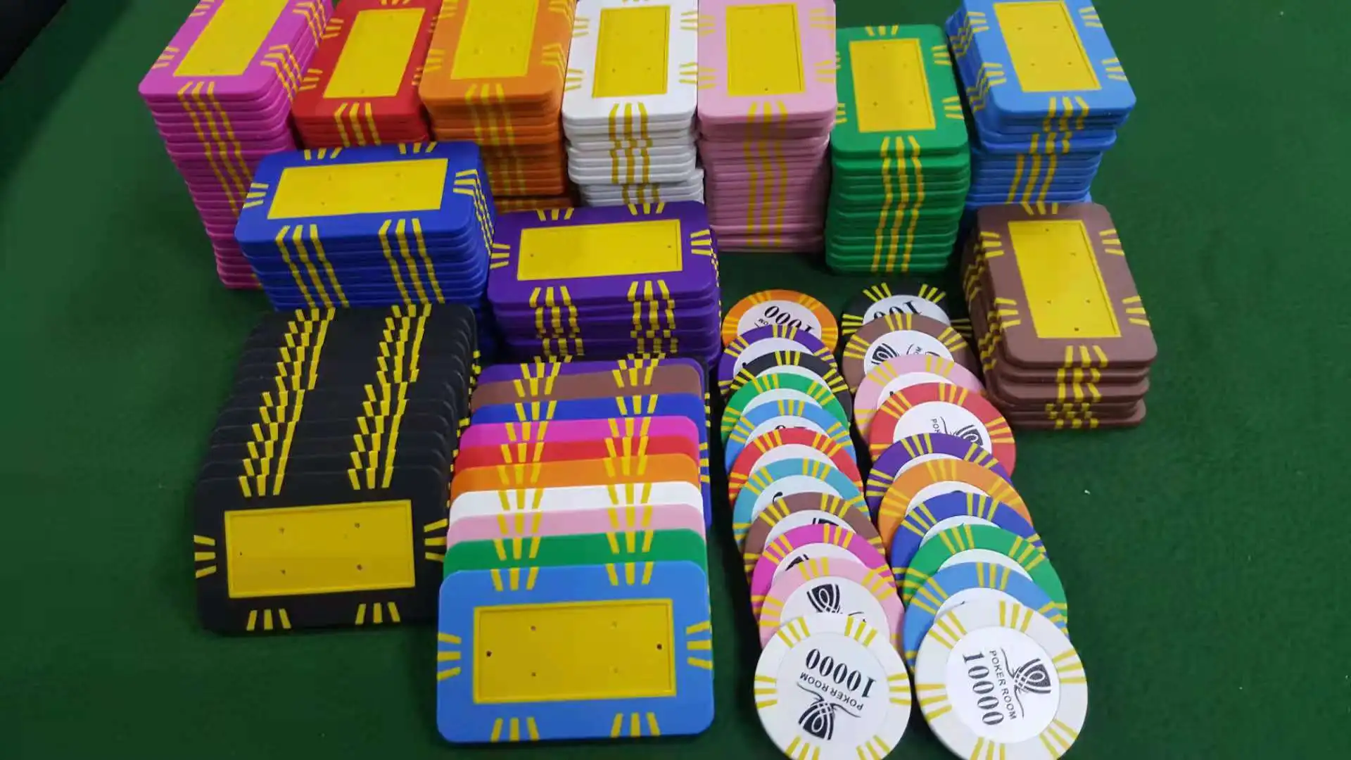 Wholesale Casino Style Poker Chips Set 500pcs Plaque Clay Chips with Aluminum Case 14g Plastic & Acrylic Chips Gambling Casinos