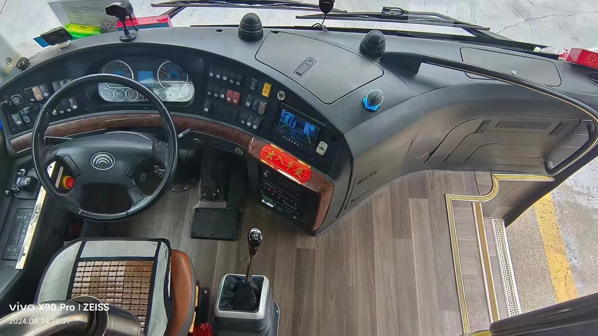 Best Selling YouTong Used Double Decker Busses 25 Passenger Old School Coach Bus Sale Diesel Fuel Manual Transmission RHD