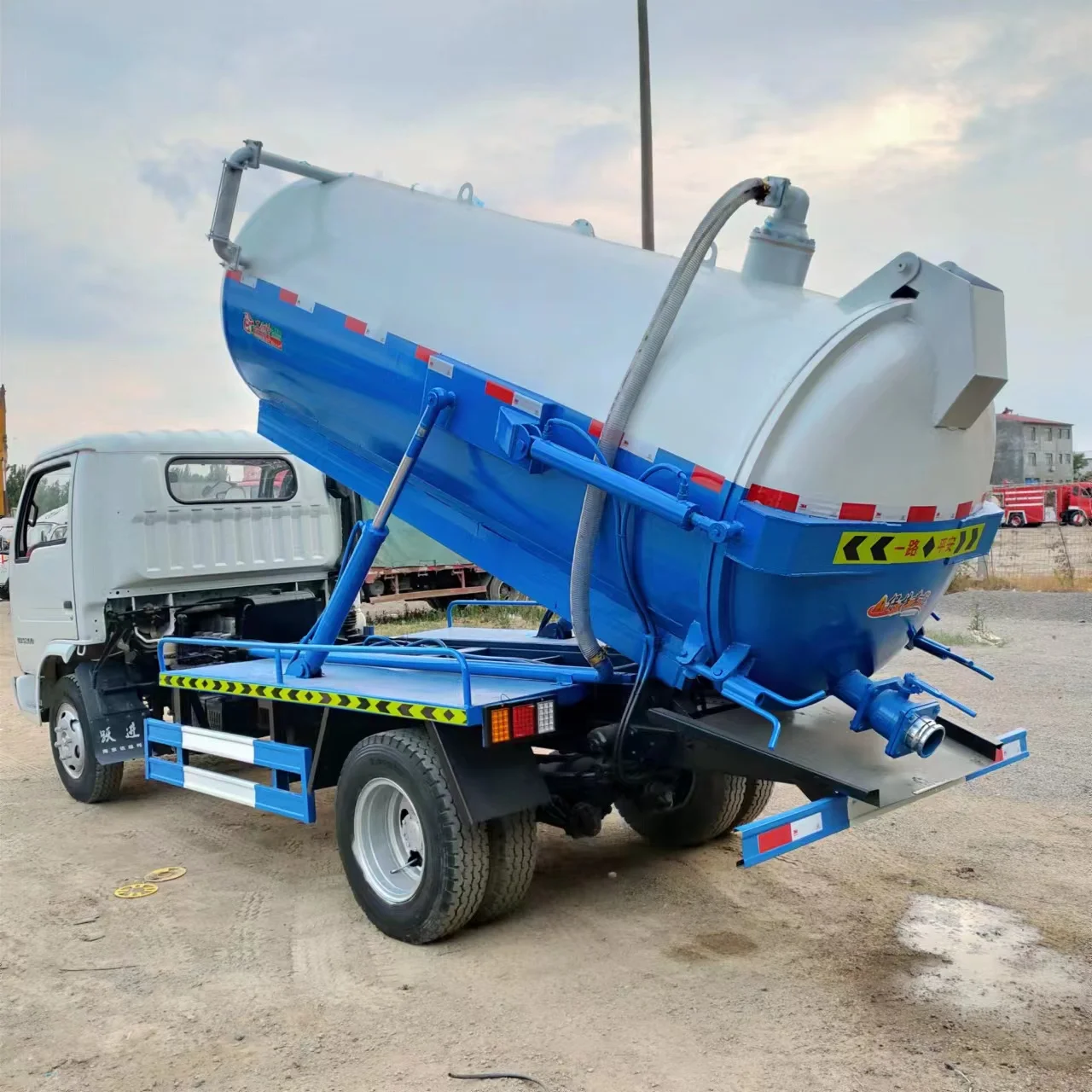 Дешевая цена Dongfeng 5 куб. М 4x2 б/у вакуумный грузовик для очистки сточных вод