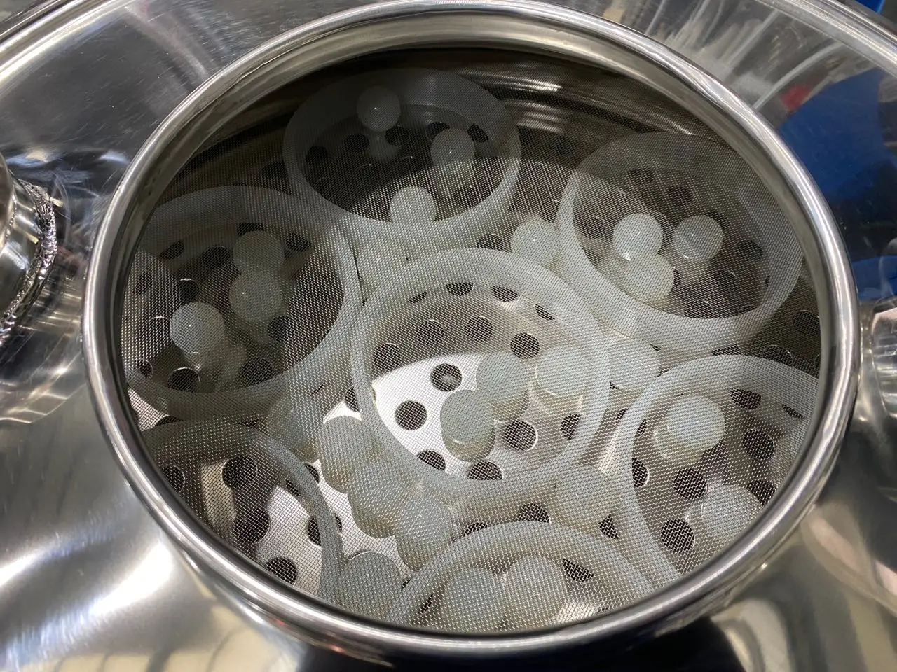 China industrial automatic vibrating sifters rotary vibro screen sieve for milk powder