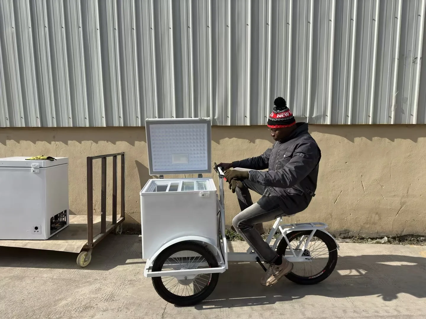 battery build-in Ice cream tricycle 68 Liters freezer with solar power system ice cream cart  ice-lolly bike