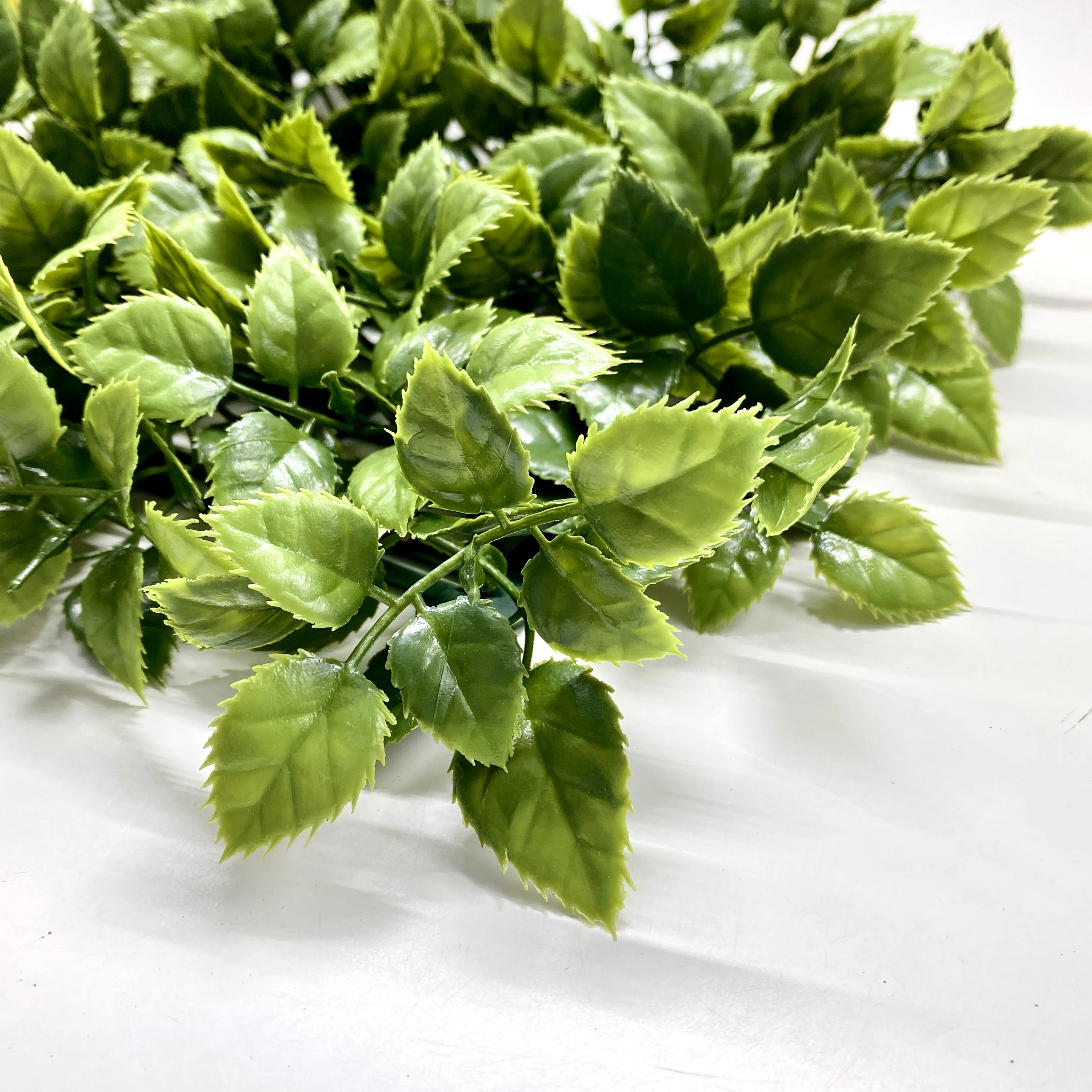Зеленые пластиковые искусственные пальмовые суккулентные растения yucca листья