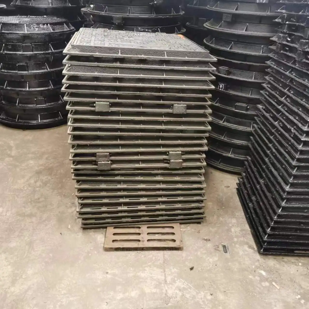 En124 D400 Standard Cast Iron Drain Floor Grates Manhole Cover Cast Iron High Intensity Heavy Duty Manhole Covers