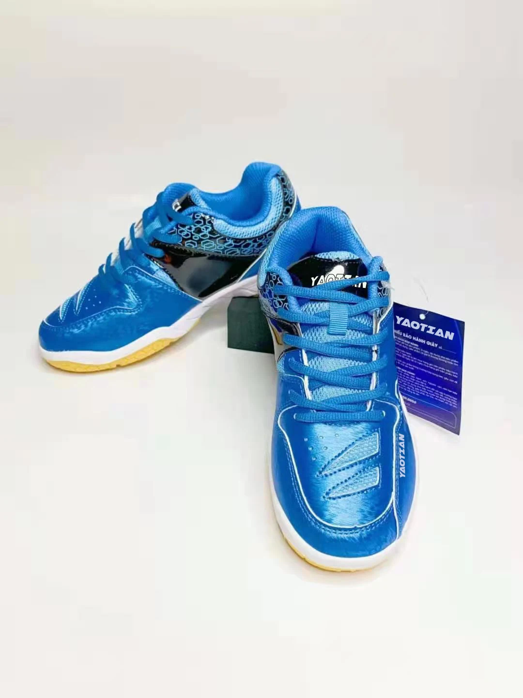 Cheapest badminton shoes,Red big space badminton shoes 2022 for play,custom made shoes for men or women,