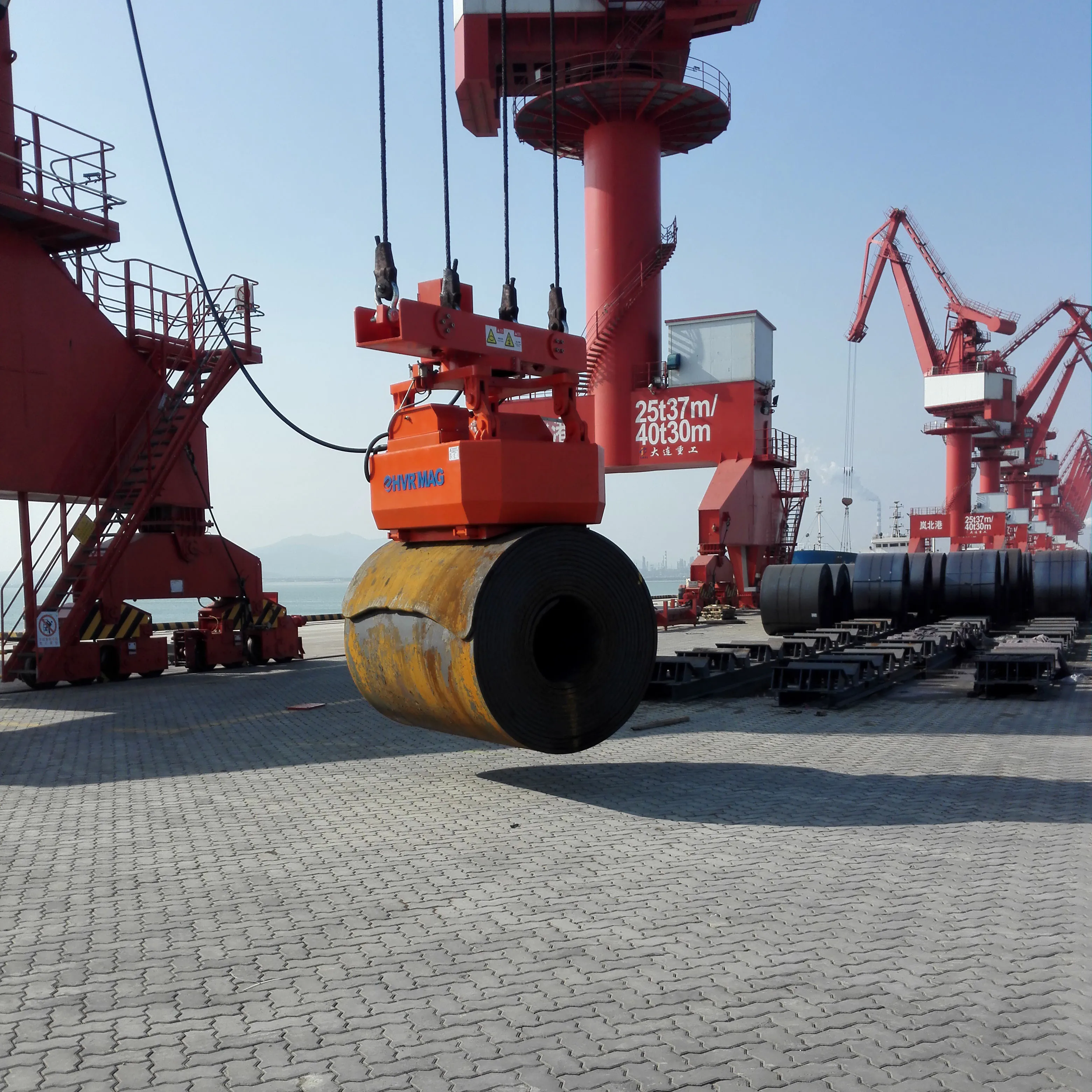 Fast clamping permanent magnet lifting electromagnet for handling steel coil