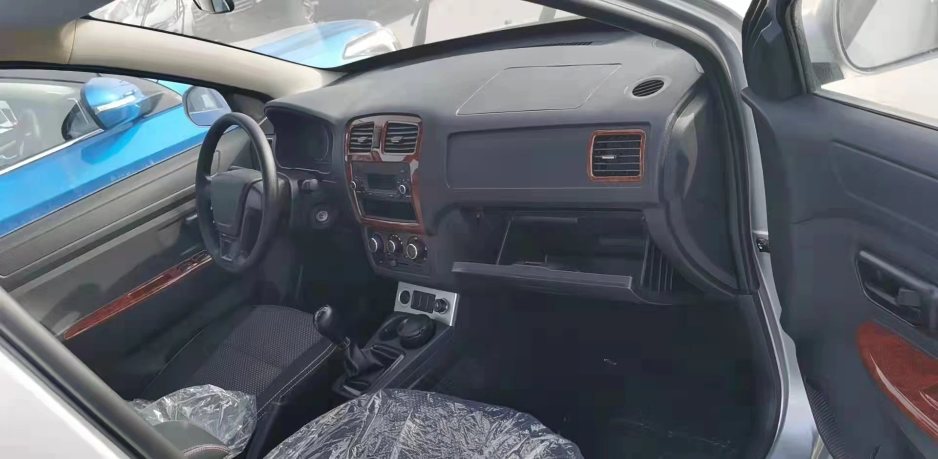 Популярные 8 мест MPV Субару Outback с 1.5L бензиновый двигатель 195/60R15 из алюминиевого сплава пластинчатой пружиной и задний привод