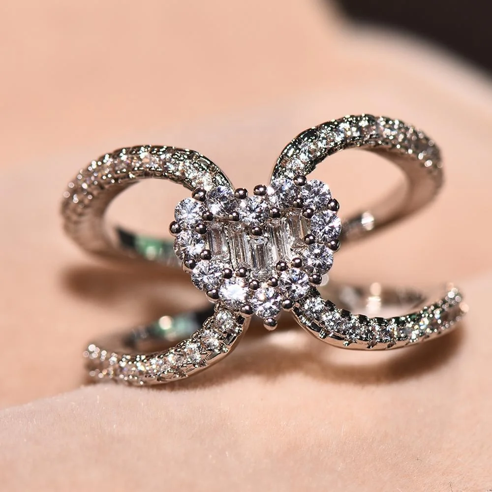
Fashion Platinum White Diamond Heart-shaped Inlaid Zircon Ring 