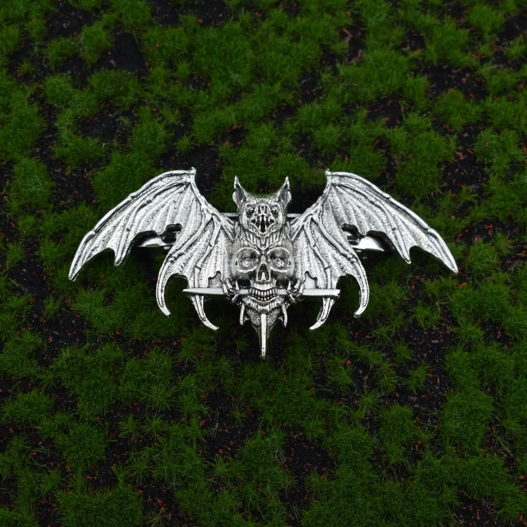 2024 New Arrival Dark Style Vintage Bat Wings Skull Pendant Witchy jewelry Animal Flying Bat Pagan Goth Hairclip Crafts