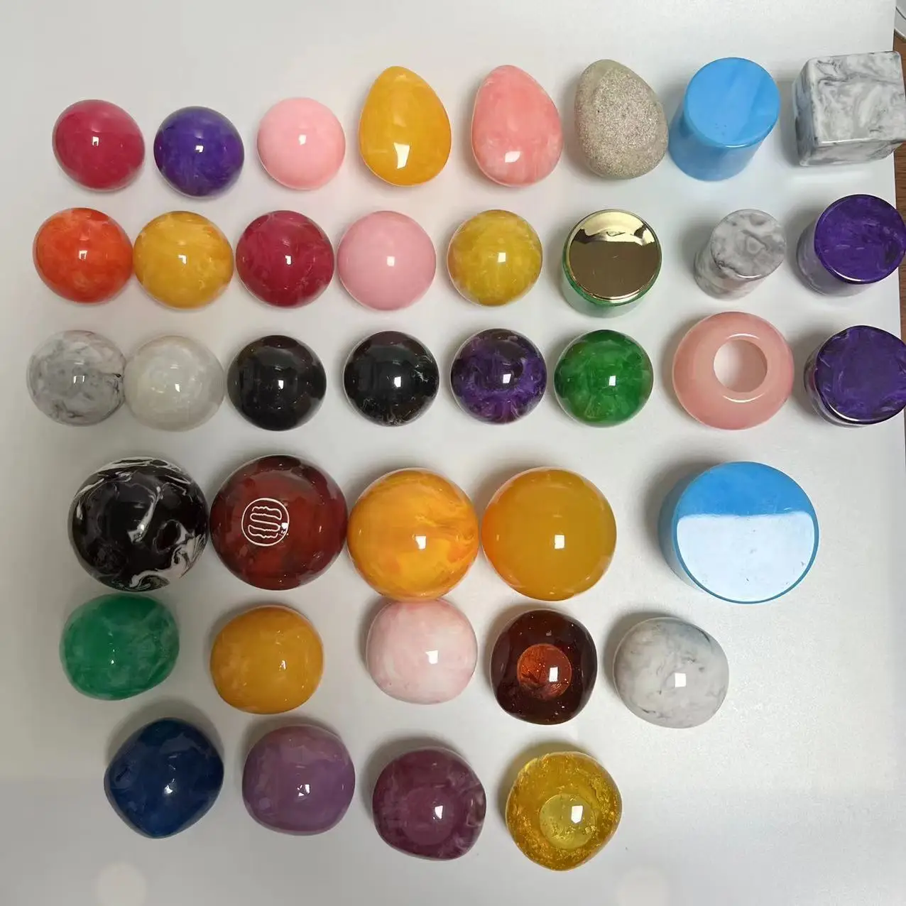 Wholesale Luxury Perfume Packaging Accessories Round Artificial Stone Resin Perfume Bottle Cap