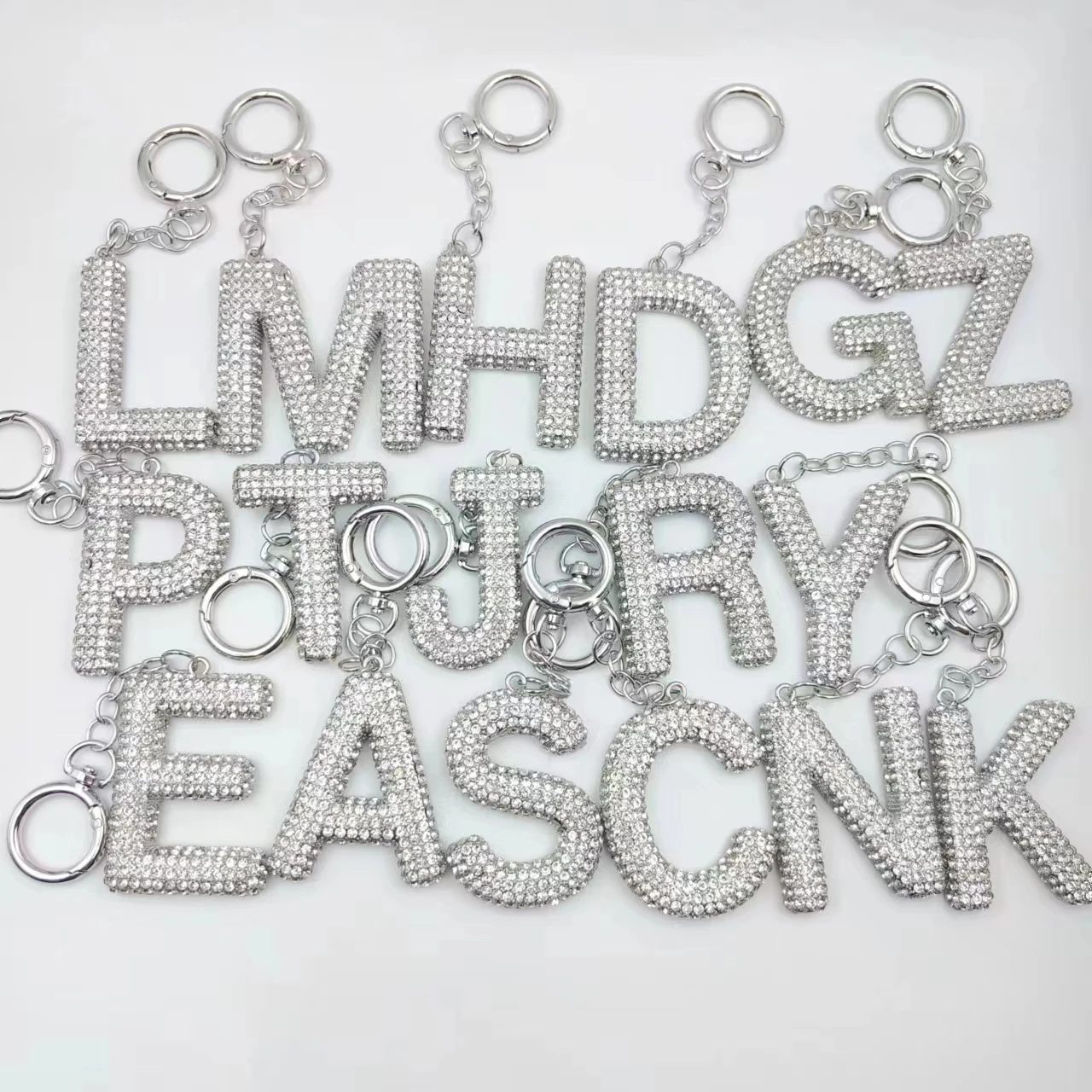 High Quality Bling Crystal Letter Keychain Heart-Shaped Metal Car Charm Pendant with Full Rhinestone Bag Purse Wholesale Gift