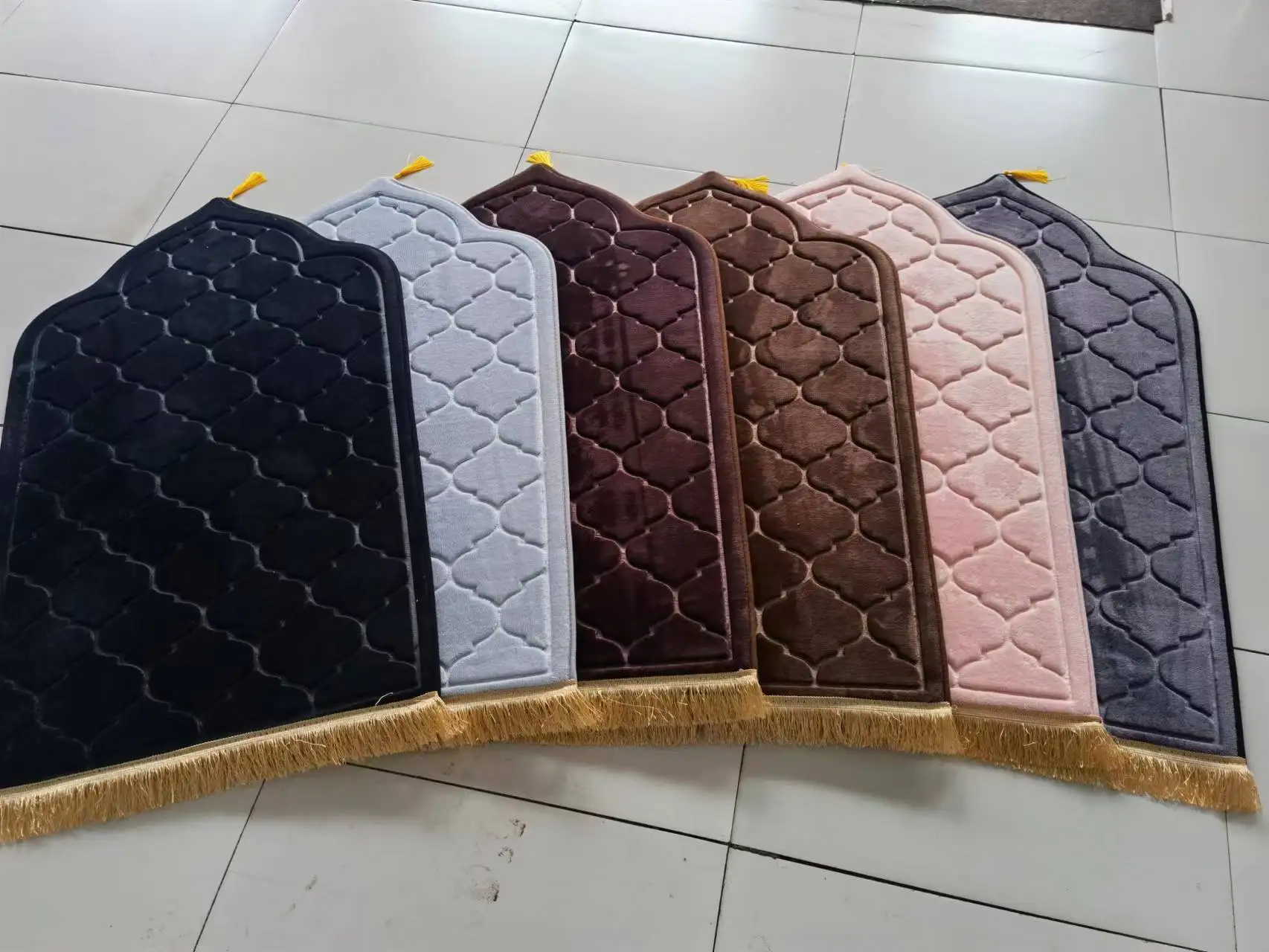 2023 Hot Selling Extra-Thick Prayer mat Muslim Flannel Tassel Carpet  Non-slip Embossed Islamic Prayer Carpet Rug