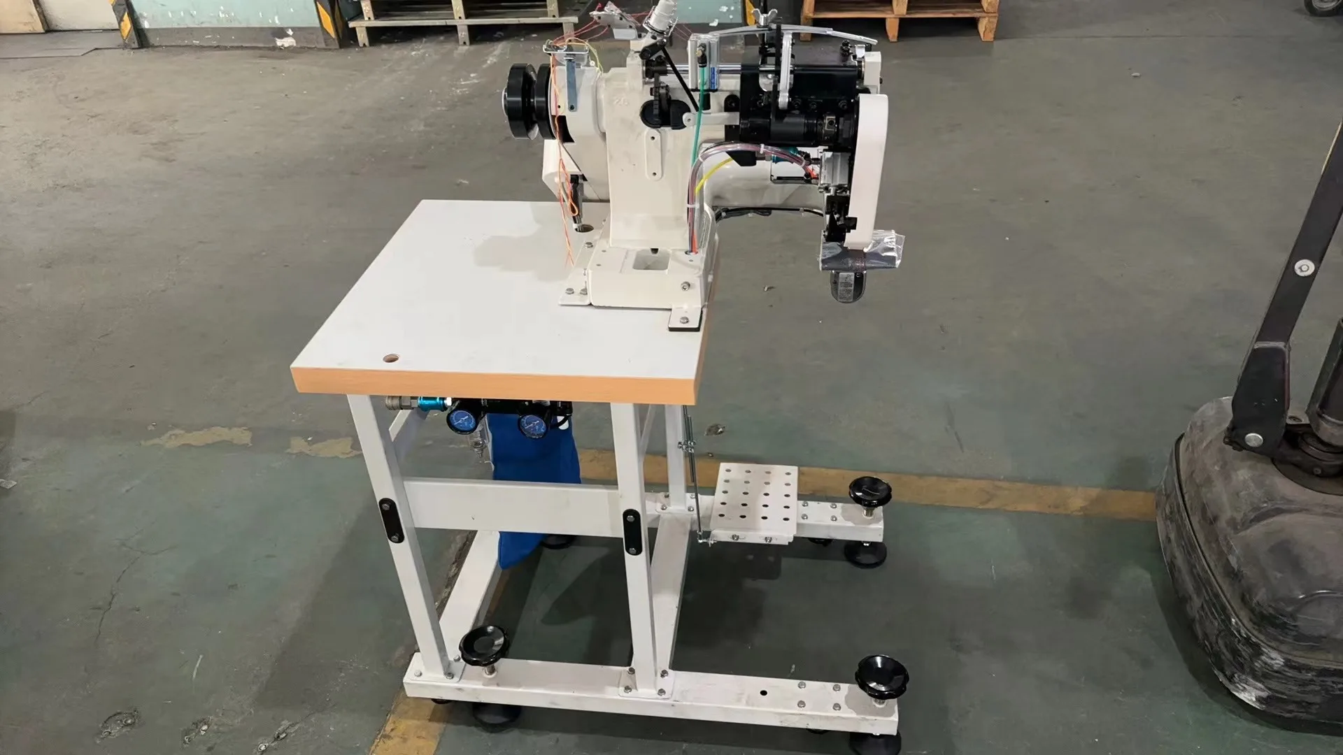 CM-J9588 Economical type Three-needle thick material auto feed off the cylinder arm machine series industrial sewing machine