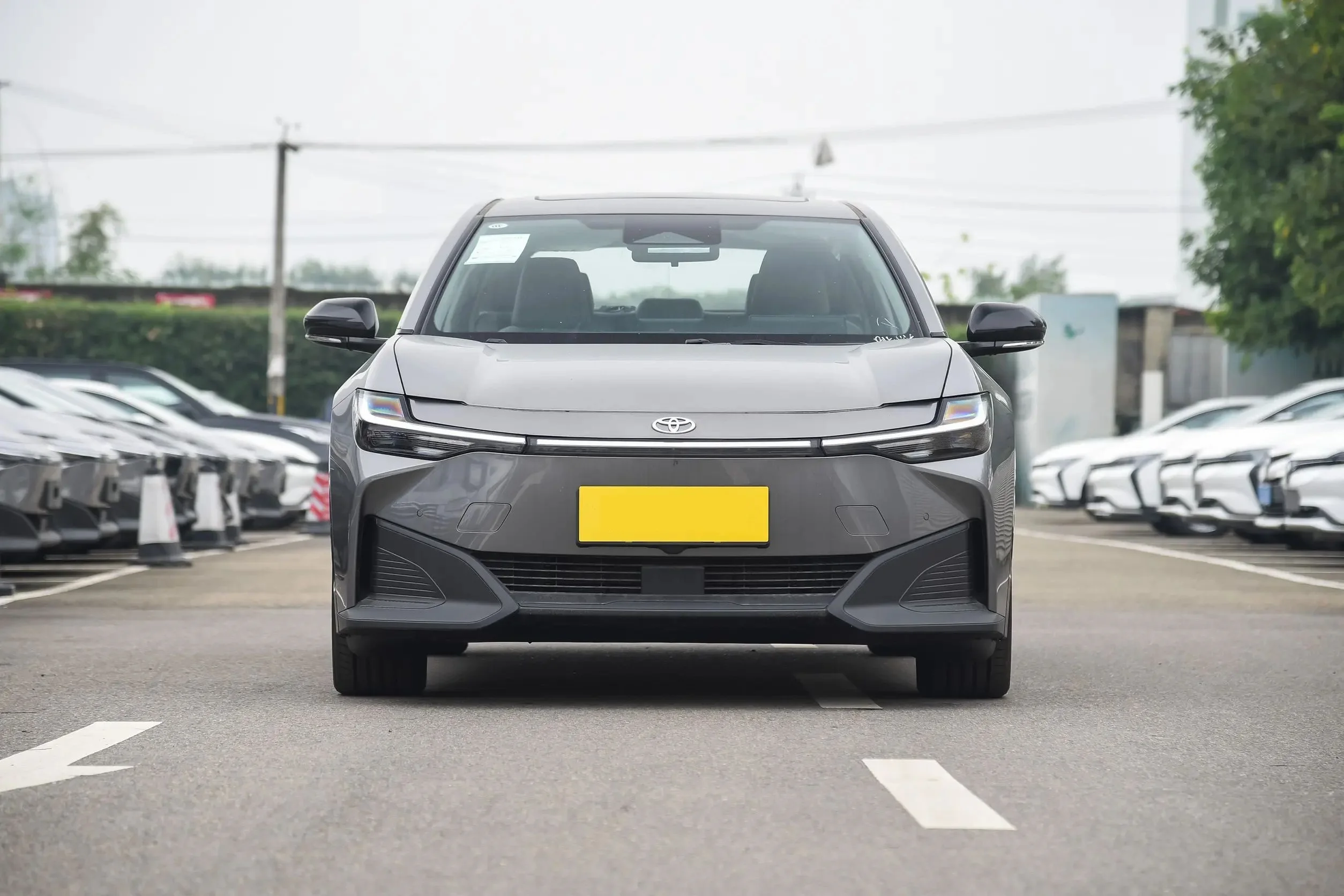 Toyo ta Bz3 Electric Sedan Elite PRO with 517 km Range FWD Leather Seats Sunroof and Lithium Battery