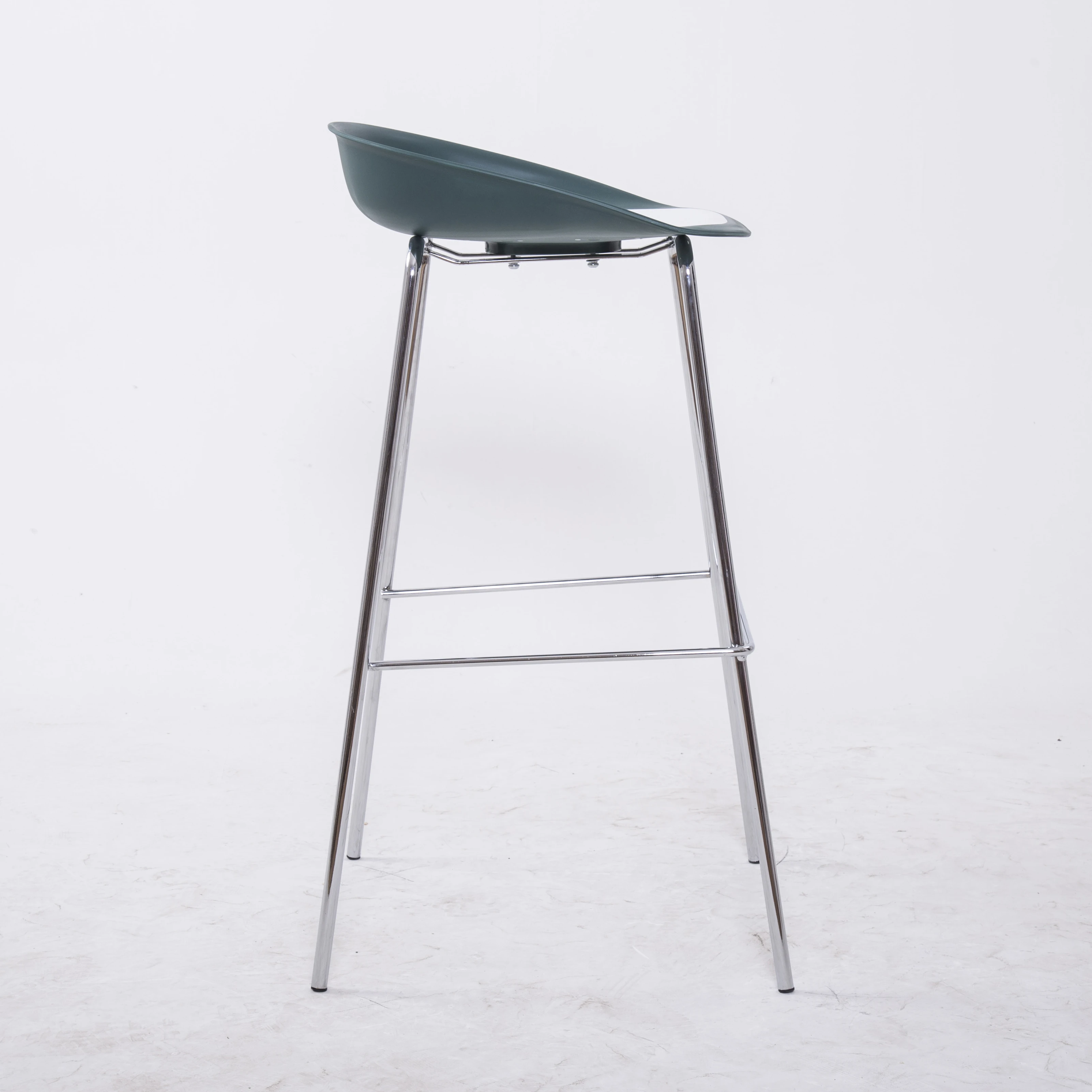 Customized cheap metal sillas para bar high chair plastic green bar stool with chrome legs