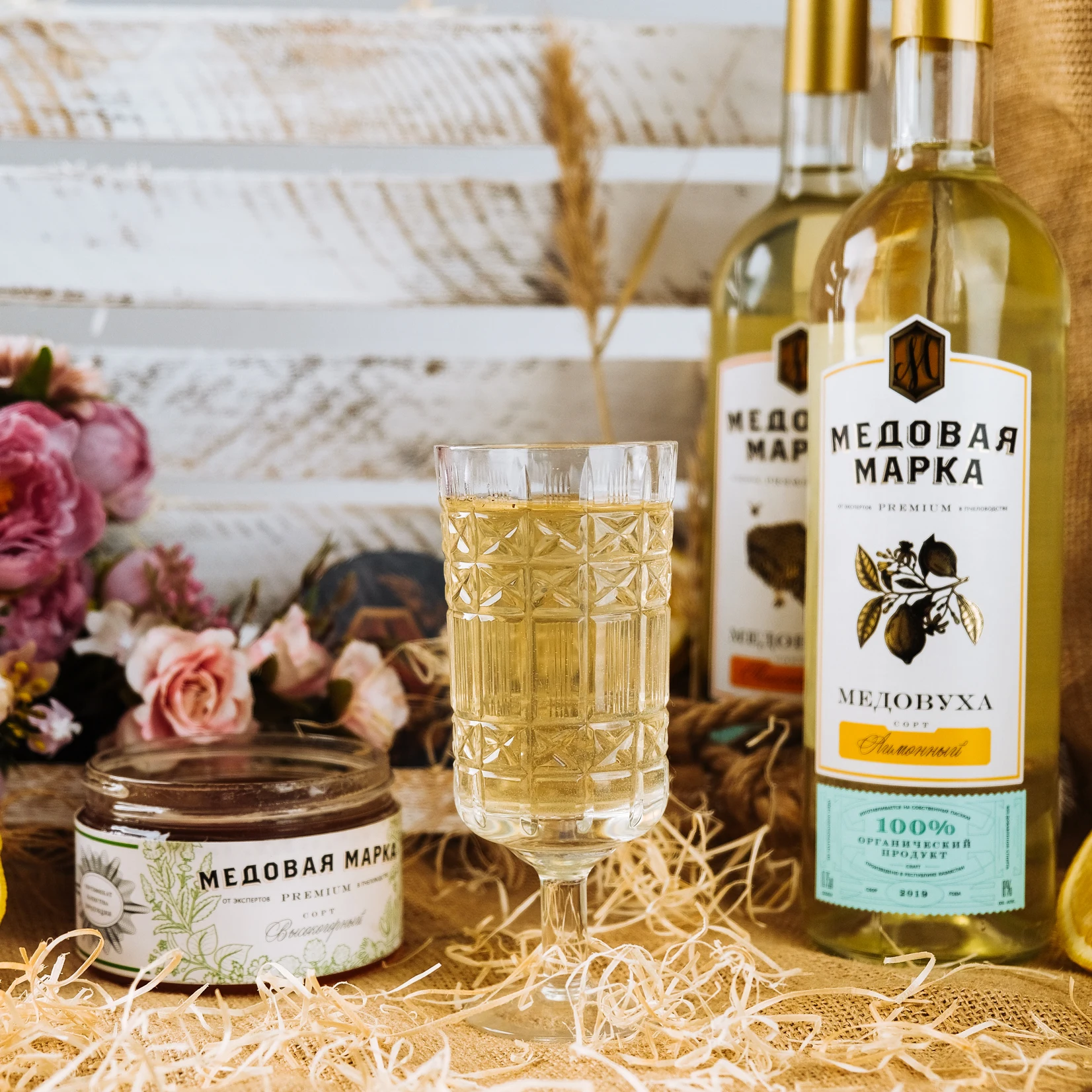 
Honey Mark Mead Drink Bottled Alcoholic Beverage with Sweet Honey Scents 