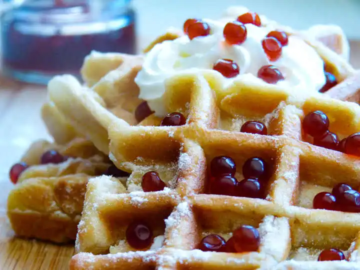 Top Selling Strawberry Pearls Made In Spain Delicious Fruity 365G Glass Jar Sweet Taste Strawberry Pearls For Adults