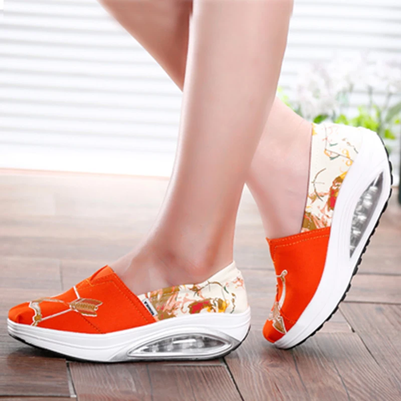 Модные повседневные женские белые кроссовки XEY074 на танкетке в стиле ретро