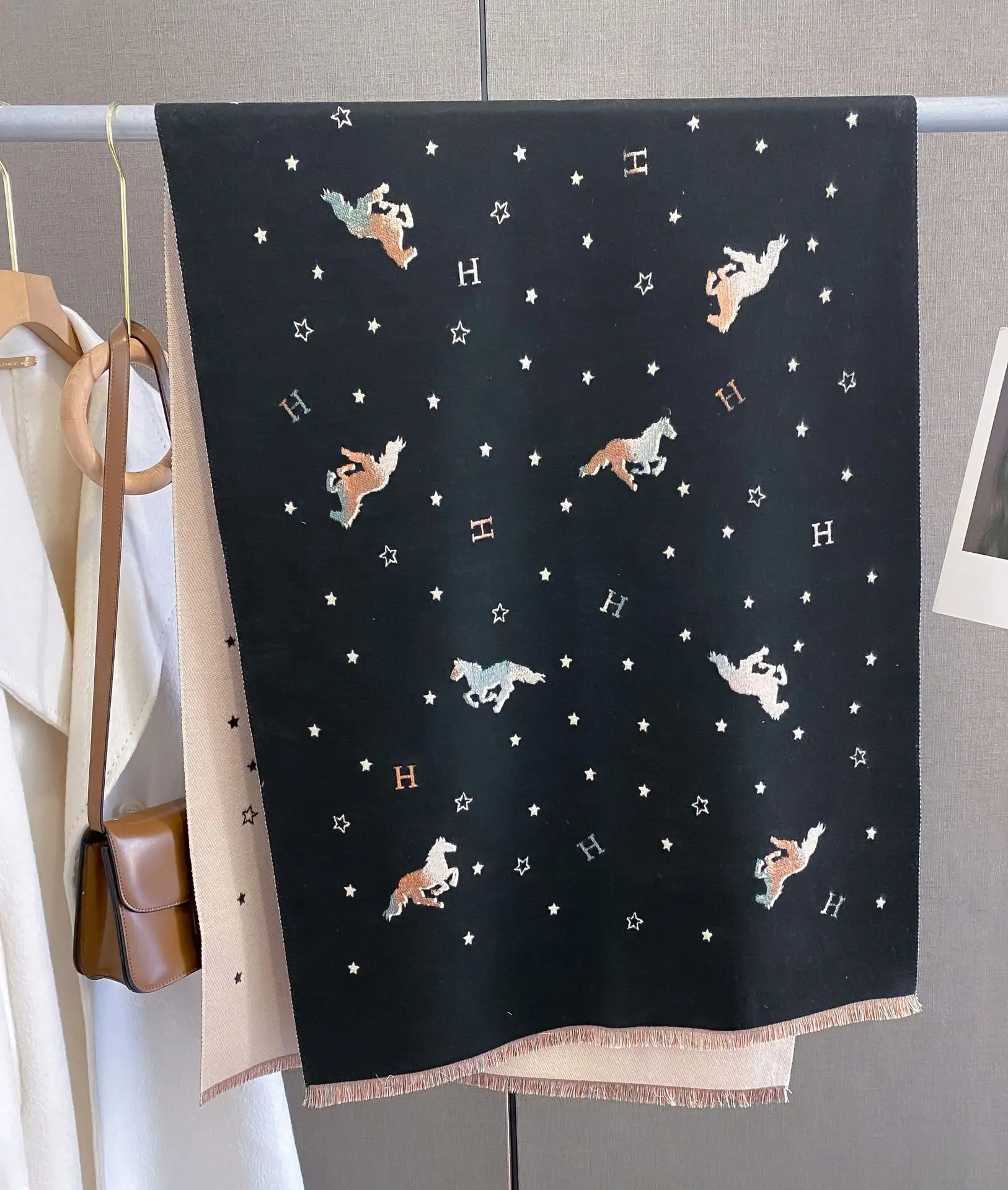 2023 New Luxury Designer Horse Pattern Blanket Shawls For Women Winter Warm Double Sided Cashmere Scarves Pashmina Shawls Stoles