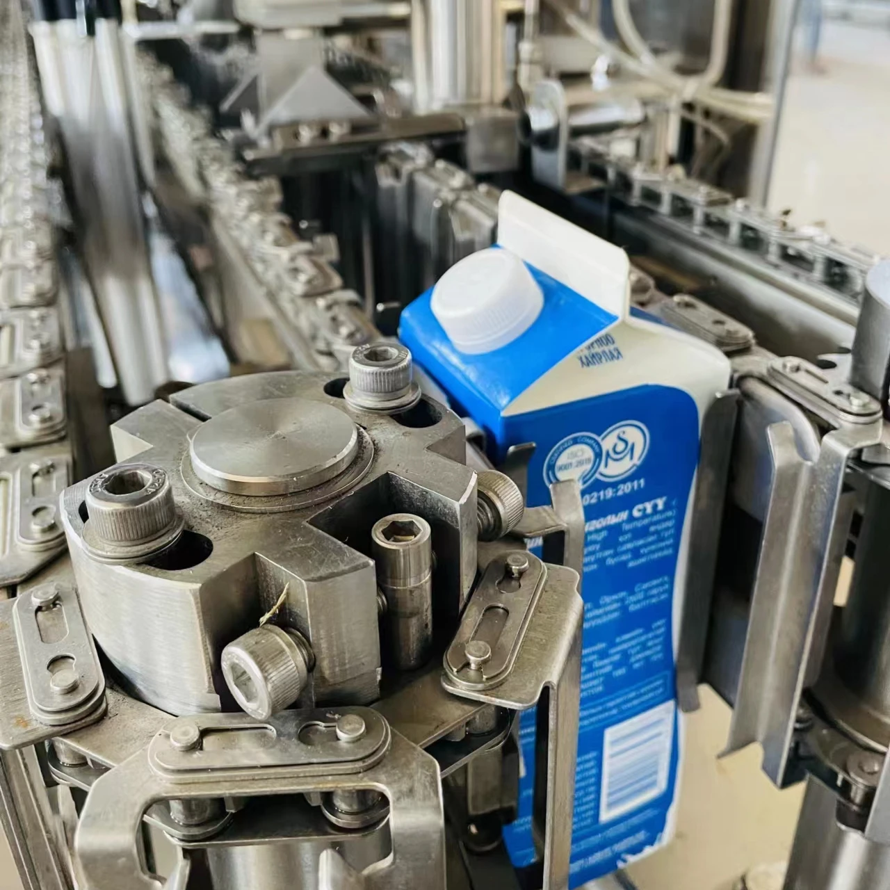 Автоматическая машина для наполнения коробок, яблочного сока, молока, йогурта