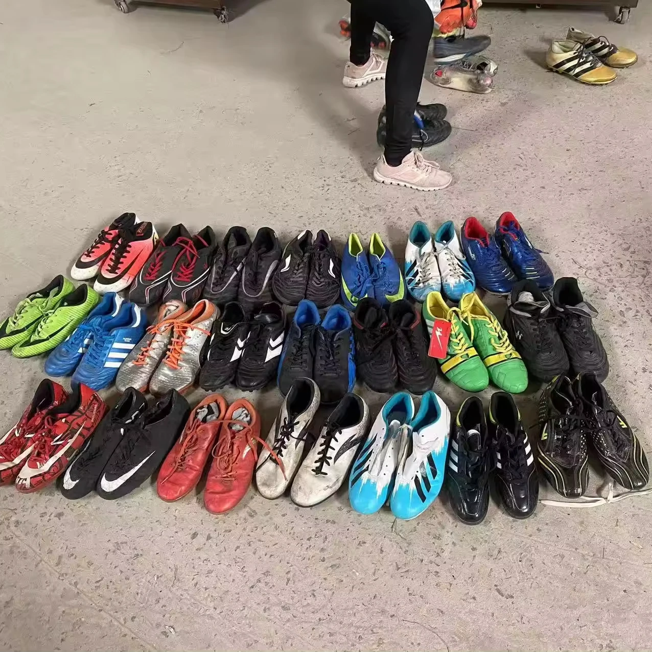 Hot Sell Second Hand Bales Men Soccer Shoes Good Quality Low Price Bulk Wholesale 90% Clean New