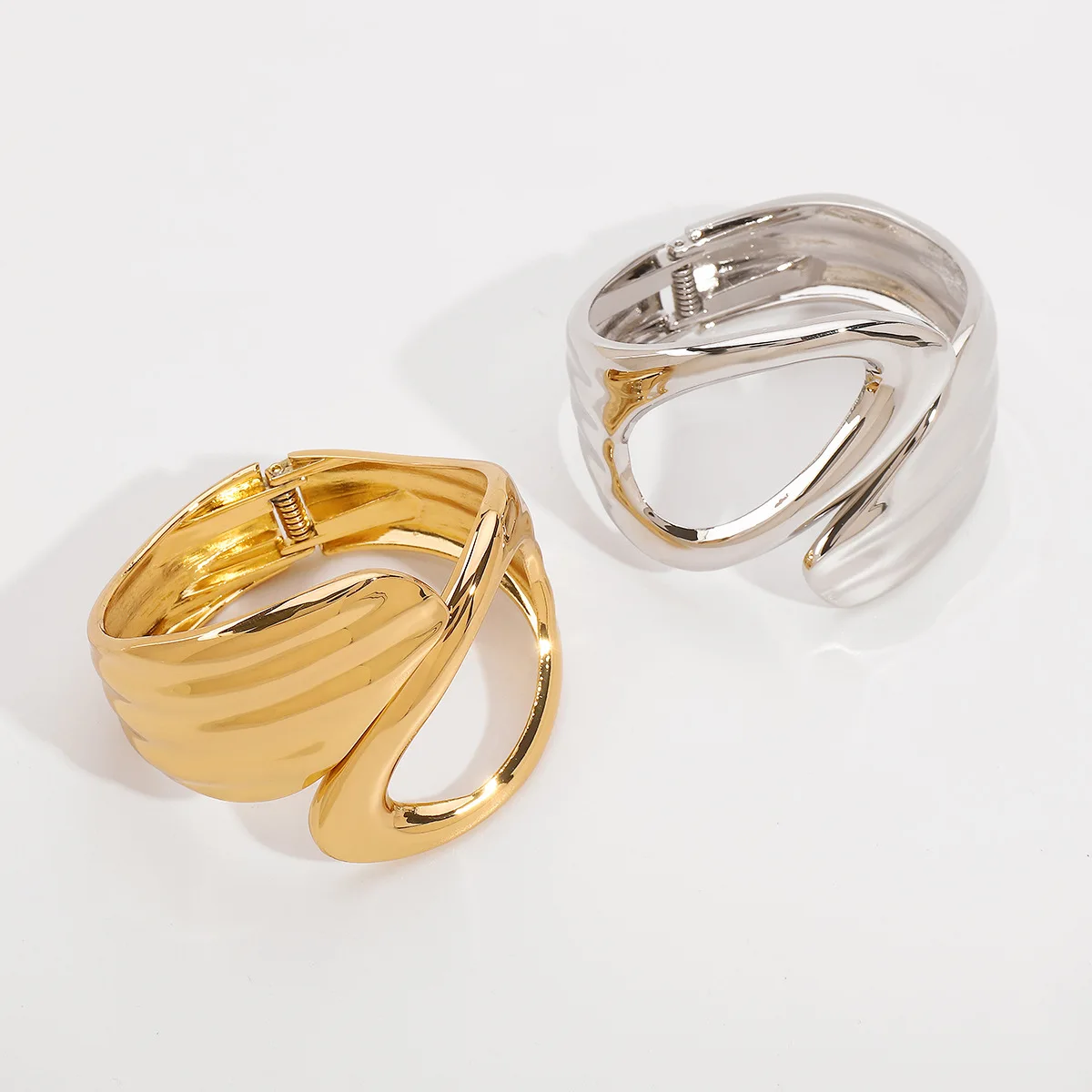 2024 Новое поступление модный дешевый оптовый геометрический Асимметричный браслет из сплава роскошный Расширенный дизайн с открытой пружиной