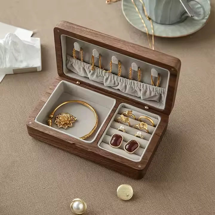 Custom Logo Square Wooden Ring Box Packaging Walnut Luxury Gift Ring Box Mini Boxing Ring Wedding Jewelry Display Storage Box