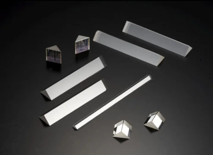 Оприческая треугольная призма, кристаллическая физика, оптическая призма, обучающая спектр, отражение солнечного света, фотография