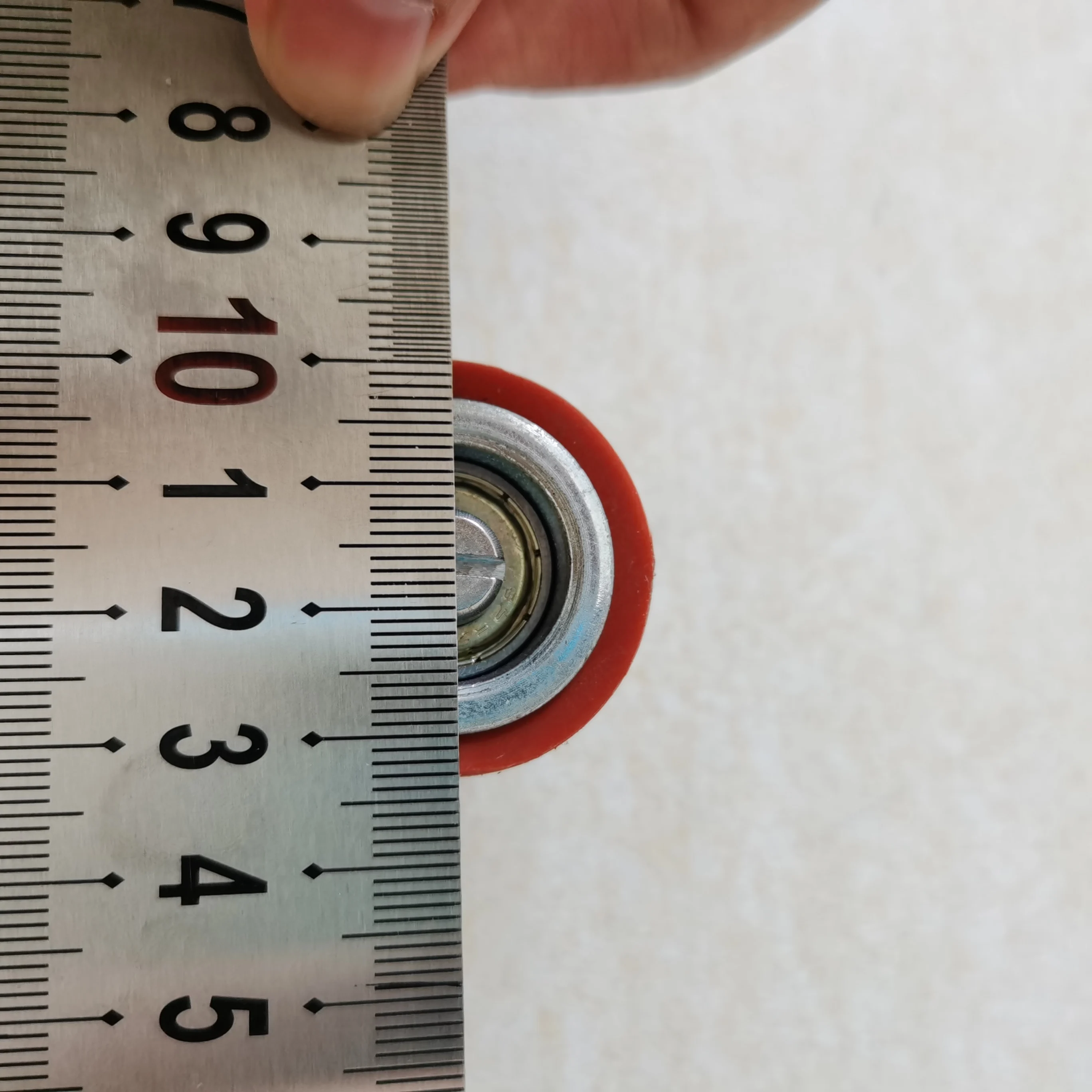 The wide rubber roller has no axle projection on one end for scratchless flush work roofing tools and accessories Vinyl  roller