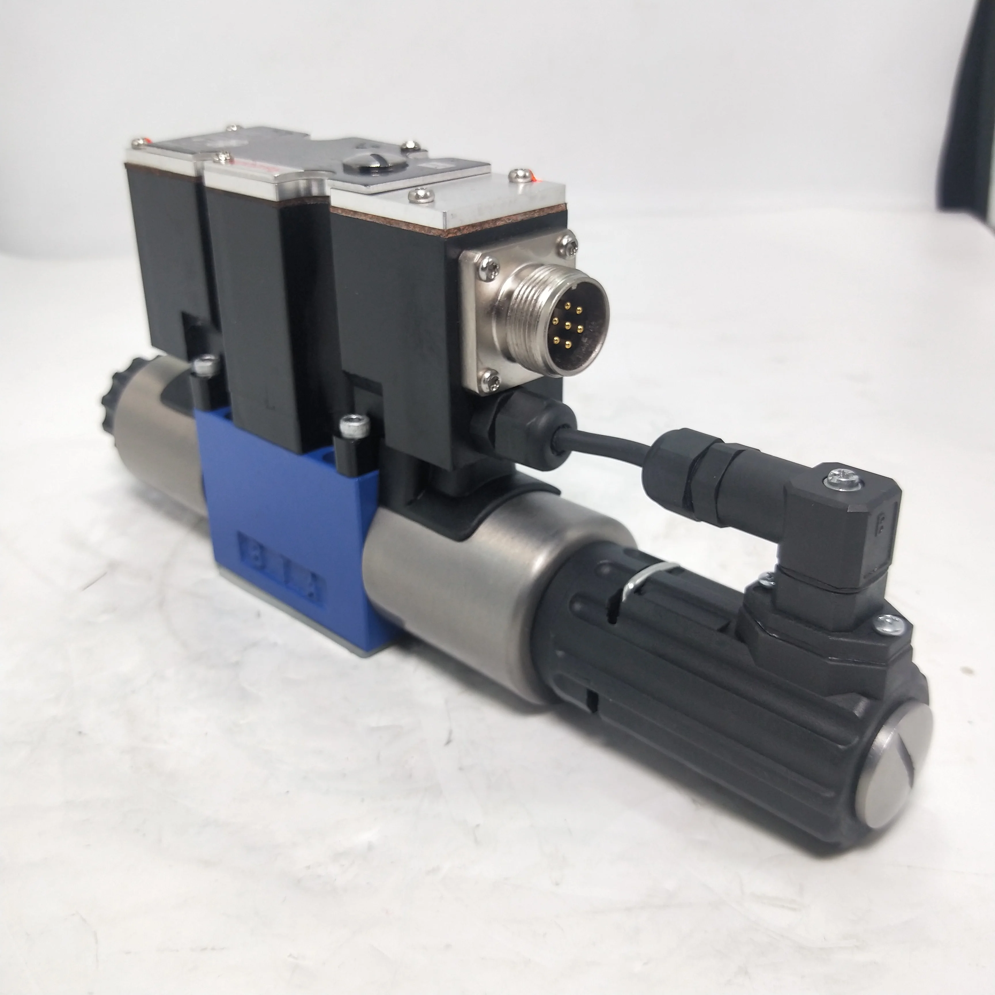 Solenoid proportional valve R900971420 4WREE10EA50-2X/G24K31/F1V Hydraulic servo valve 4WREE10 4WREE 4WREE6 series