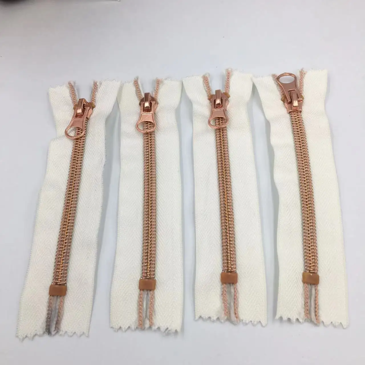 Factory Wholesale 5# Nylon Zipper Teeth Red Copper Closed Zipper for Clothing