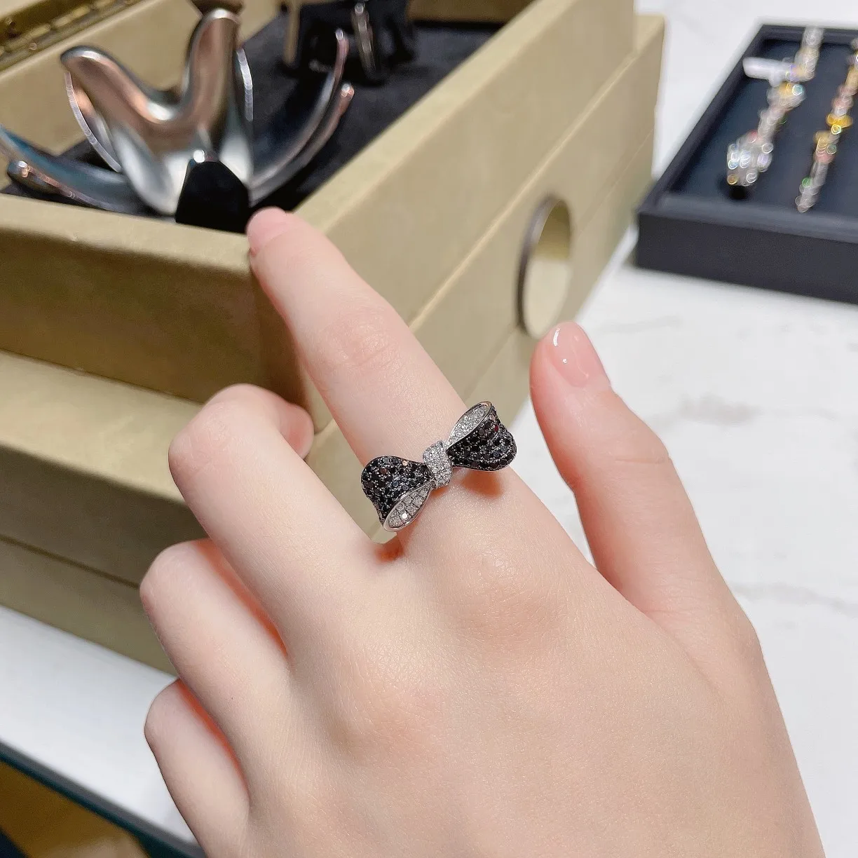 18K black diamond bow ring with ring mouth 15-17 (adjustable)