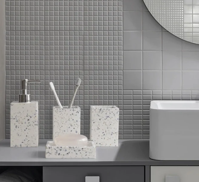 Luxury 5 pcs hotel home dinas bathroom ornaments and accessories dresser with mirror polyresin bathroom set soap dispensers set