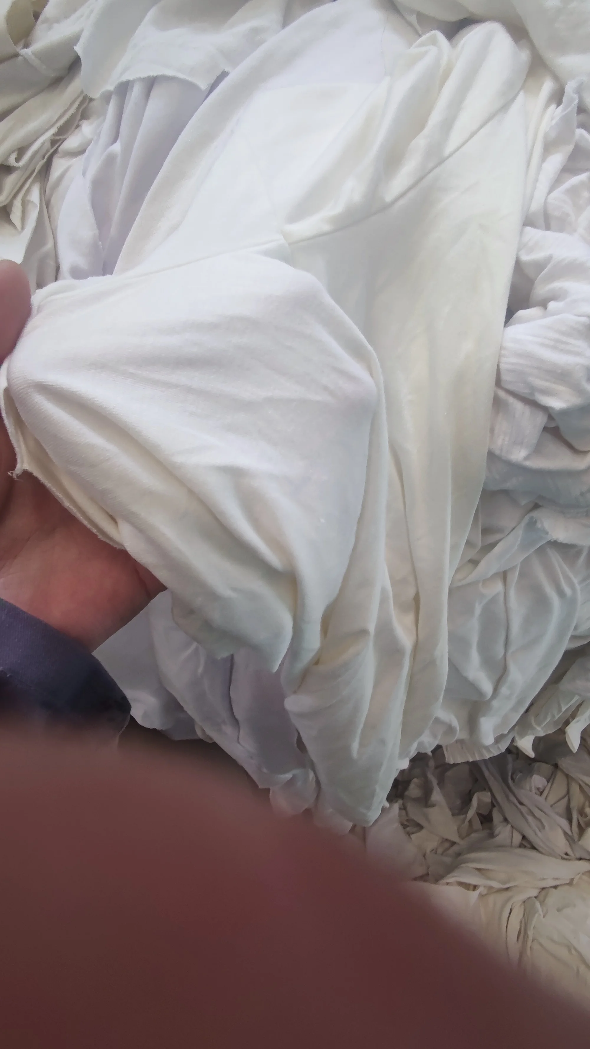 Using Waste Wiping White T-shirt 100% cotton rags from Chinese  Manufacture white cotton rags for industrial