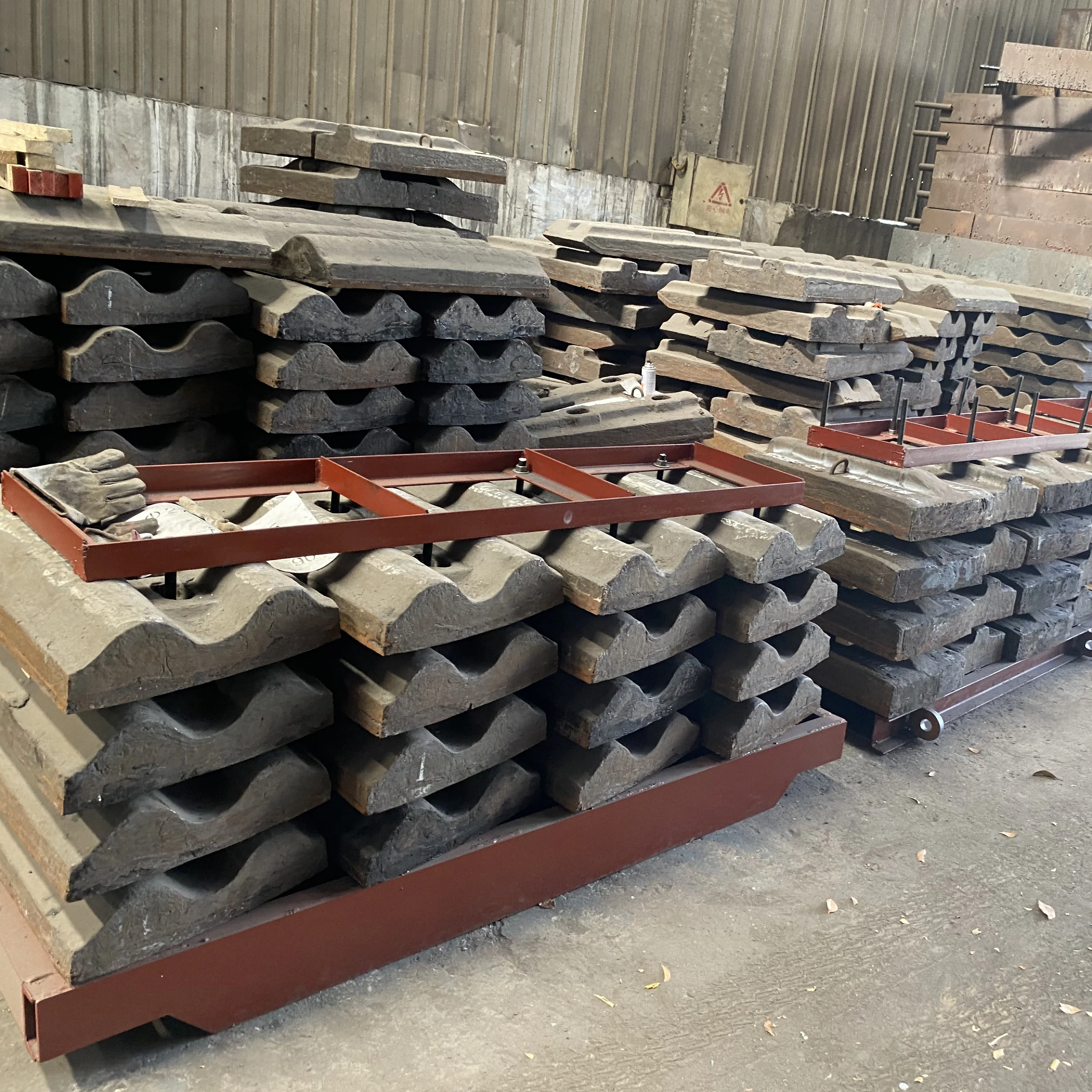 New China Manufacture High Hardness Tan-coloured Bimetal Hard-wearing Compound sand casting ball Mill Liner