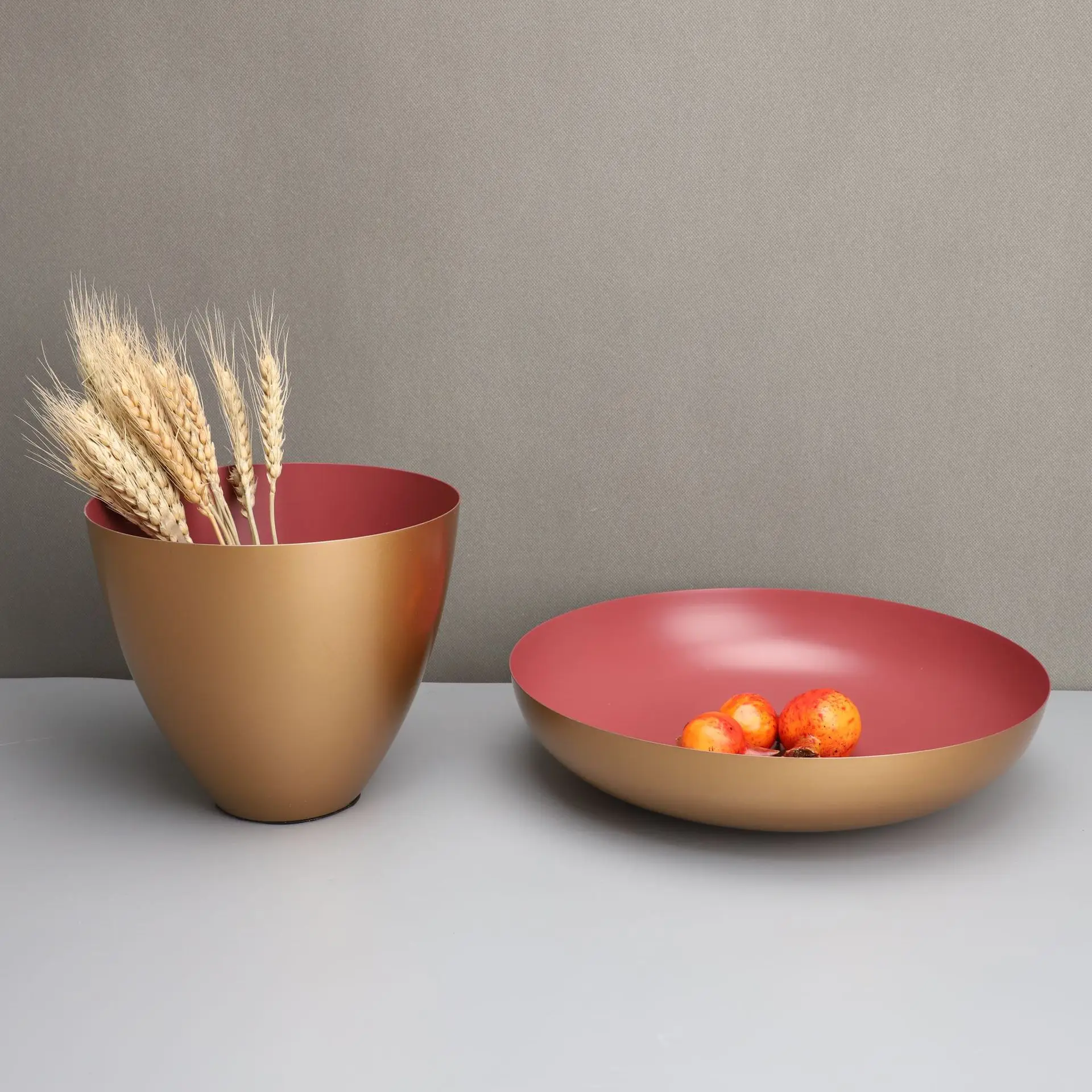 Round Metal Set Of Tray And Flower Vase Two PCS For Home Decoration