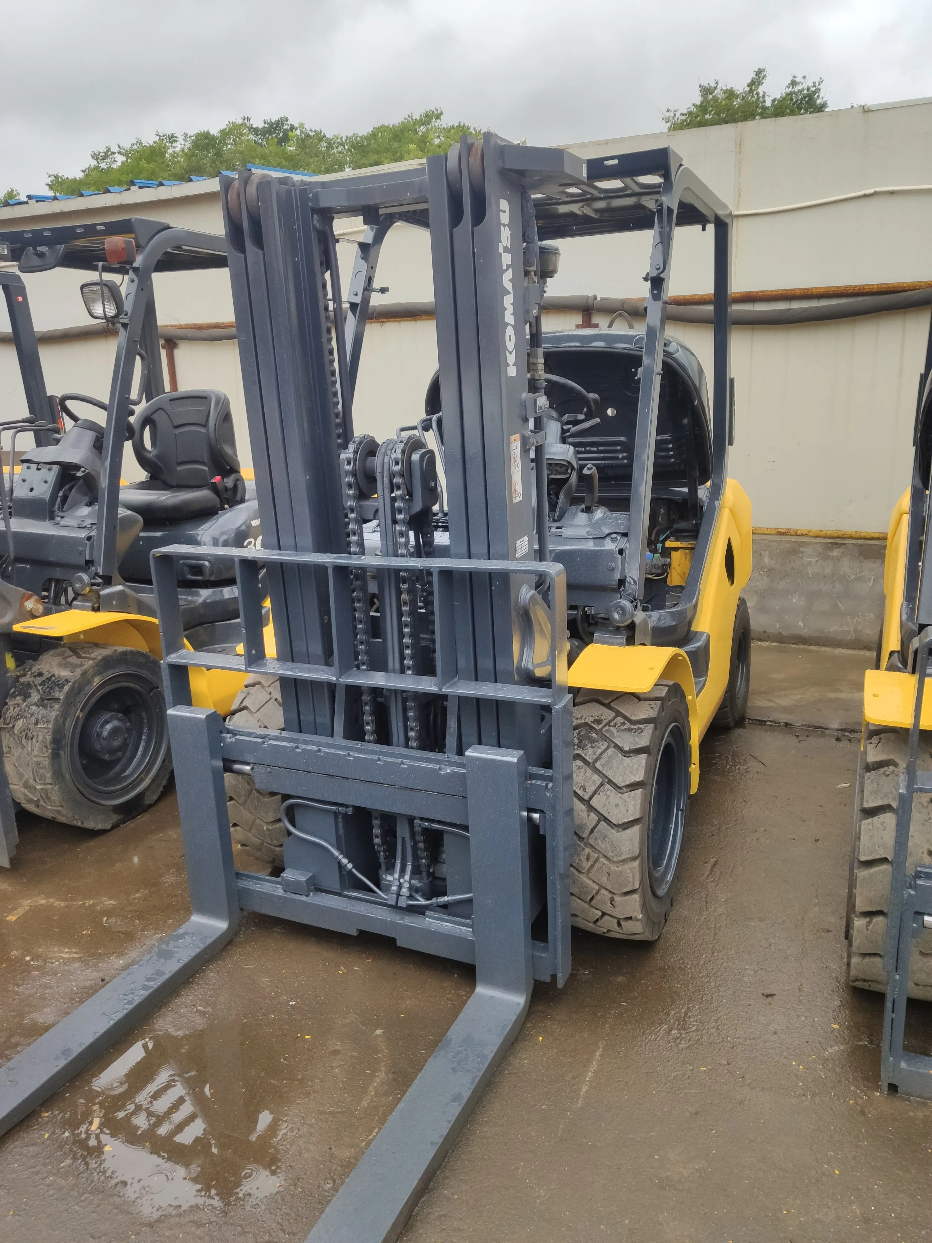 used Komatsu FD30 3 ton 3tons 3ton original Japanese make forklift with 3 stages middle block