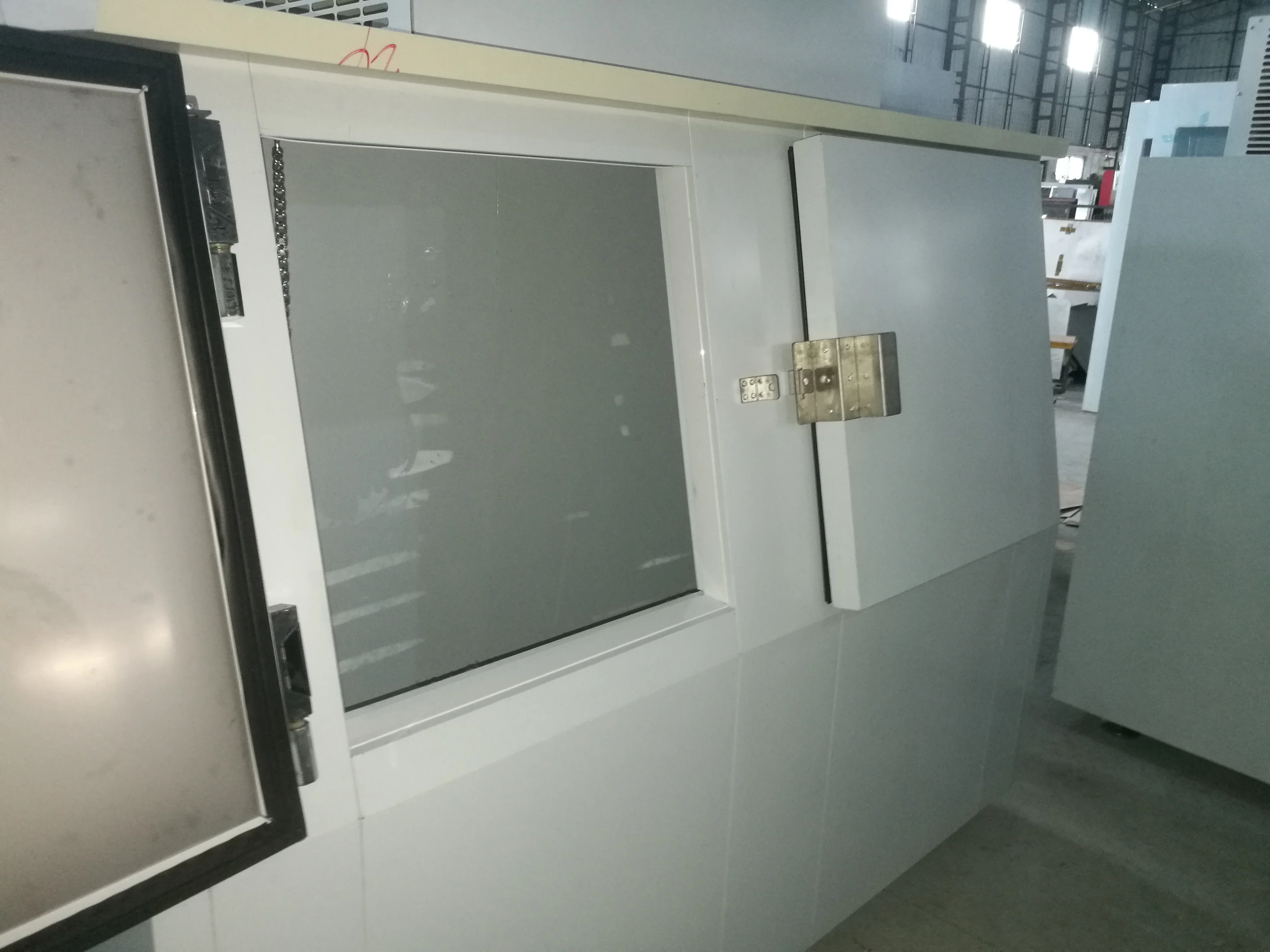 Outdoor bagged ice merchandise/ice storage bin freezer