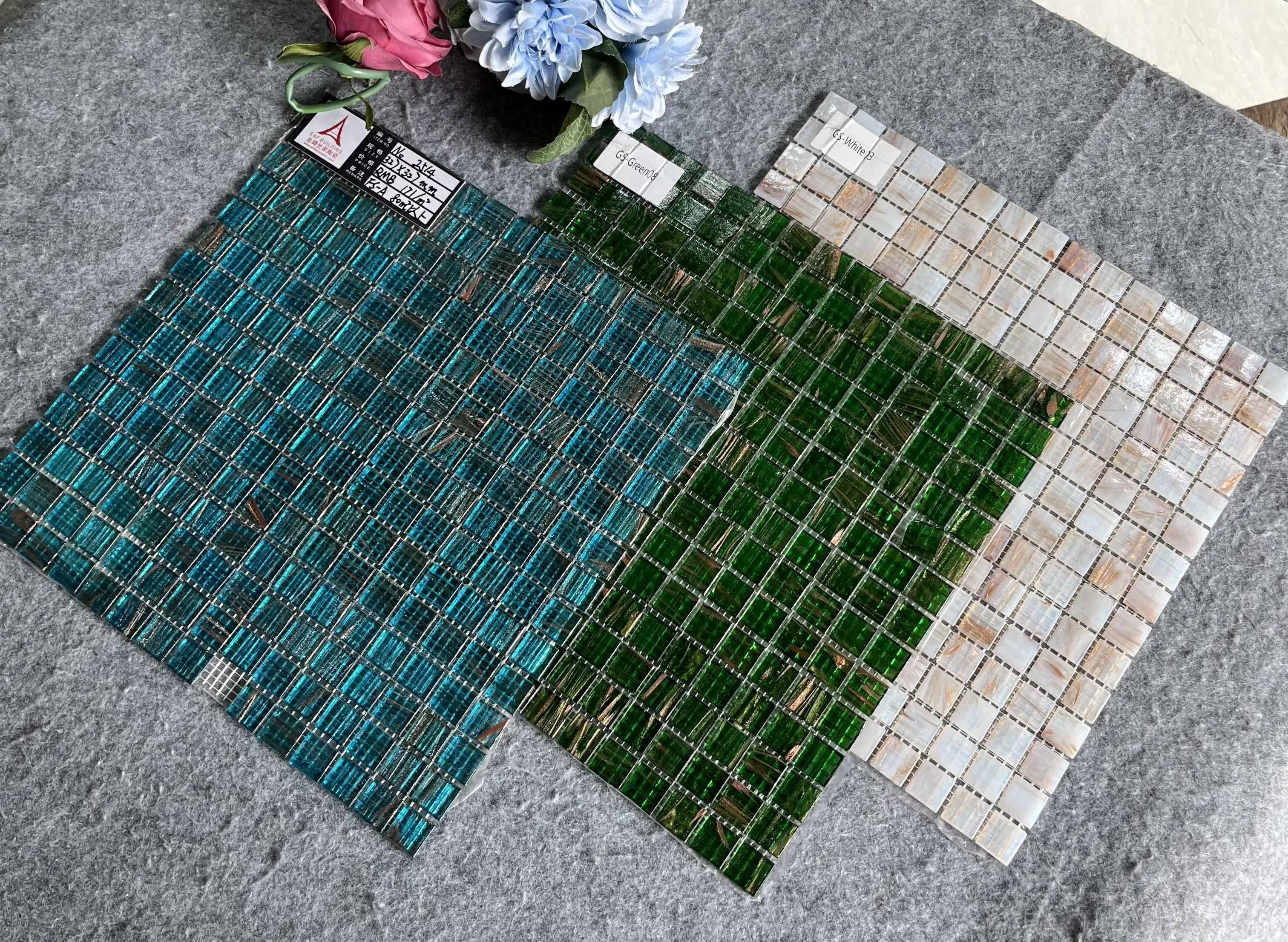 Wholesale Foshan Swimming Pool Mosaic Tile Professional Supplier Kitchen Backsplash Wall Tile Green Gold Lines Glass Mosaic