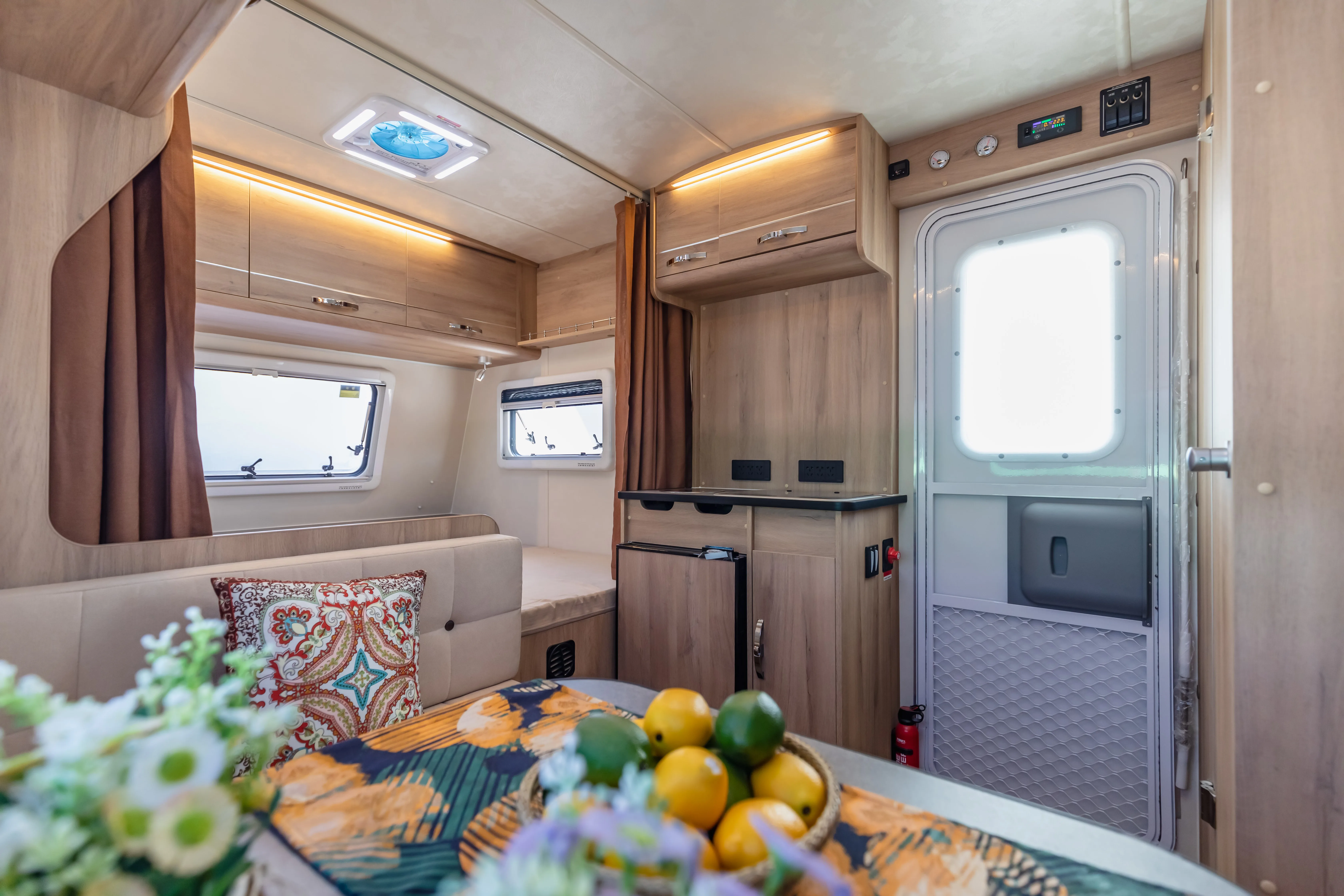 Solid Beautiful Appearance Motorhome Car Rv Trailer Caravan for 4 People Family