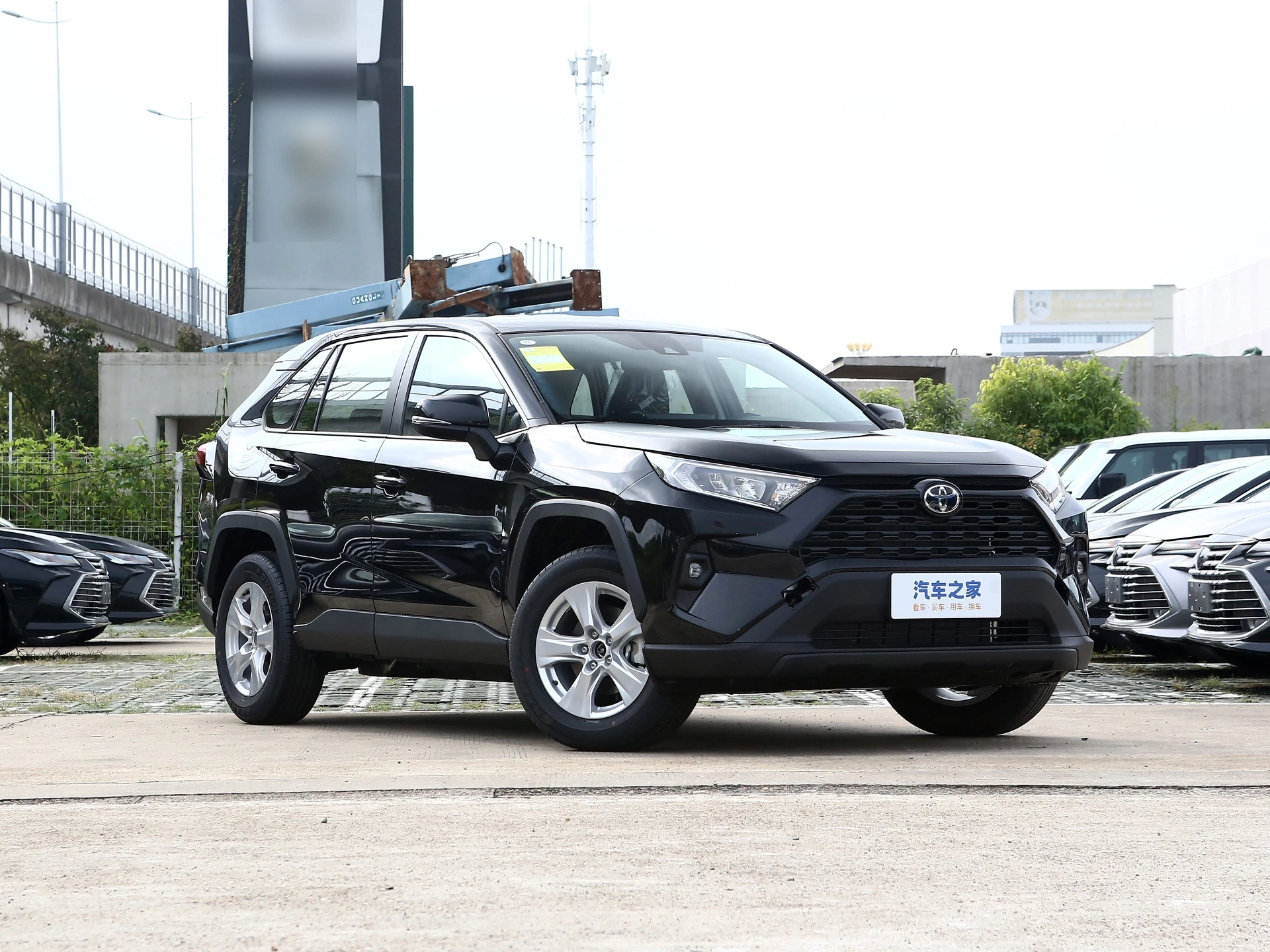 2022 Tyota Rav4 Гибридный внедорожник Подержанный автомобиль для продажи FWD 4L двигатель R18 шины кожаные сиденья размеры 4x4