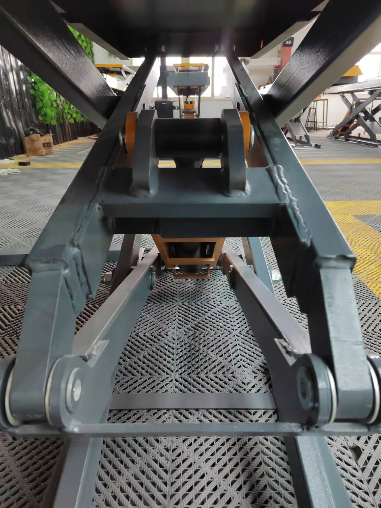 3.5 Ton Hydraulic on Ground Scissor Car Lift Two Ramps Each Length 1740mm