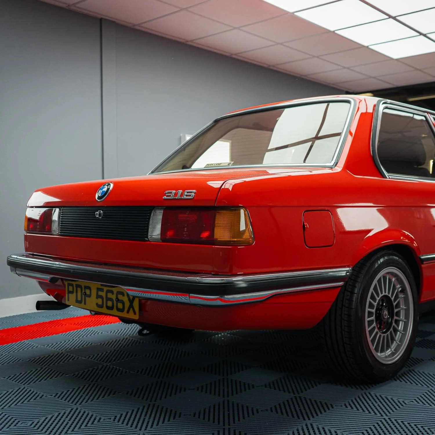 Rigid Modular Anti Slip Car Wash Drainage Plastic PP Interlocking Garage Floor Tile for Car Parking Car wash Garage Flooring