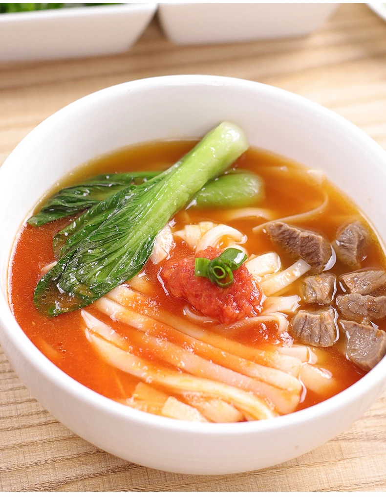 Лапша ручной работы с острой красной подливой и кислым соусом, Вегетарианская пища в фирменной упаковке