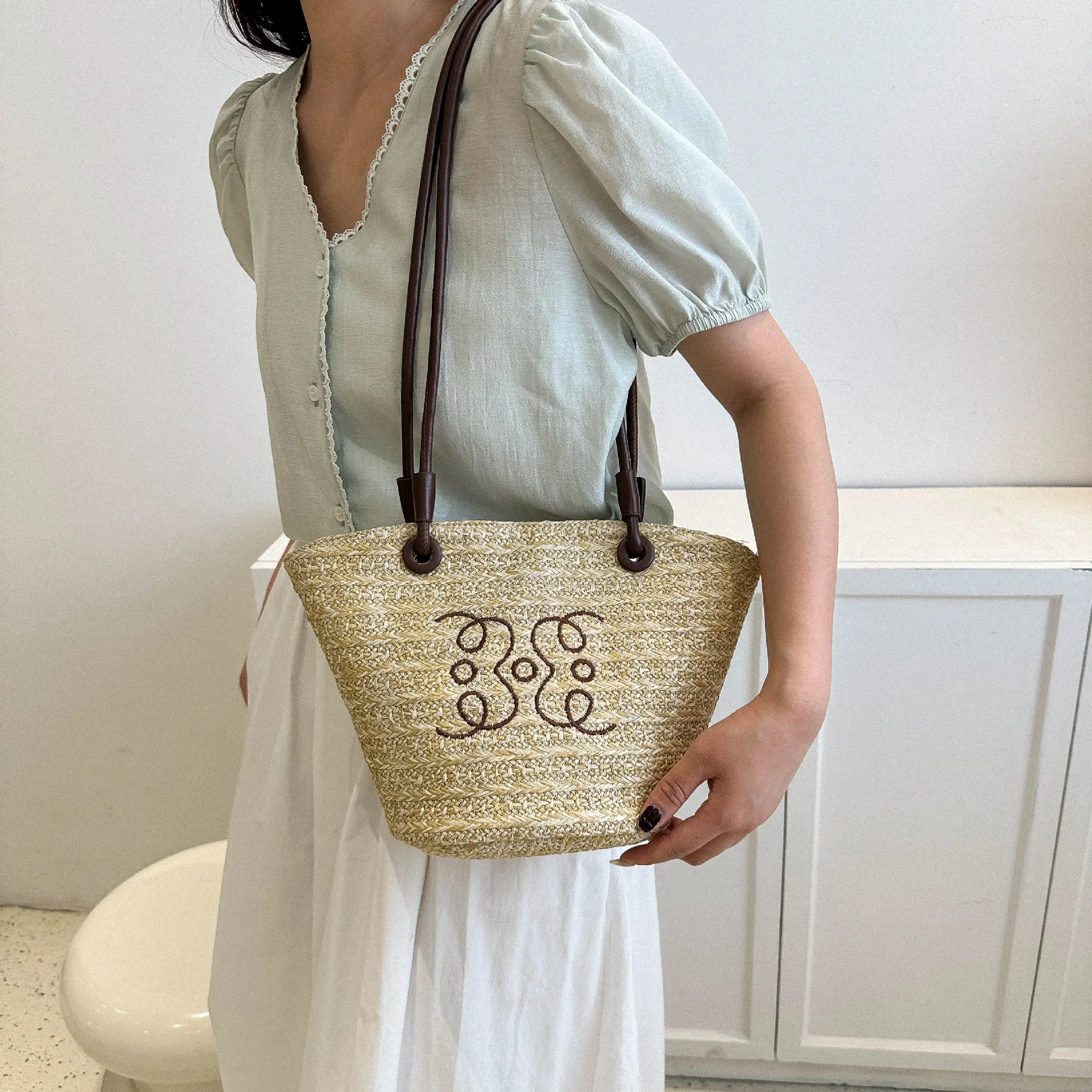 2023 New Forest Series Simple and Versatile Flower Shoulder Bag Casual Fashion Woven Bucket Bag