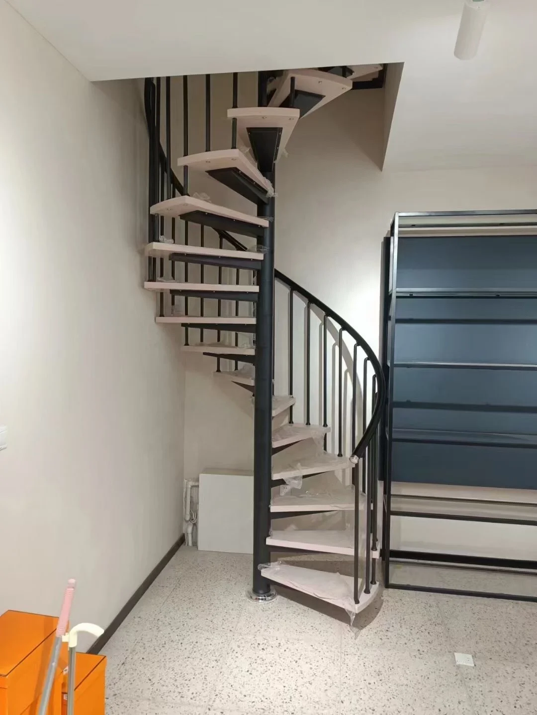 New hot selling Steel-wood Spiral Ladder Customized Selling Metal Steel Ladder Spiral Staircase Ladder