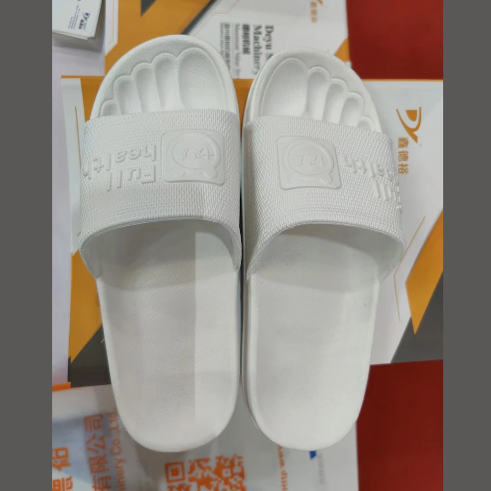 Monochrome plastic slippers and sole injection molding machine