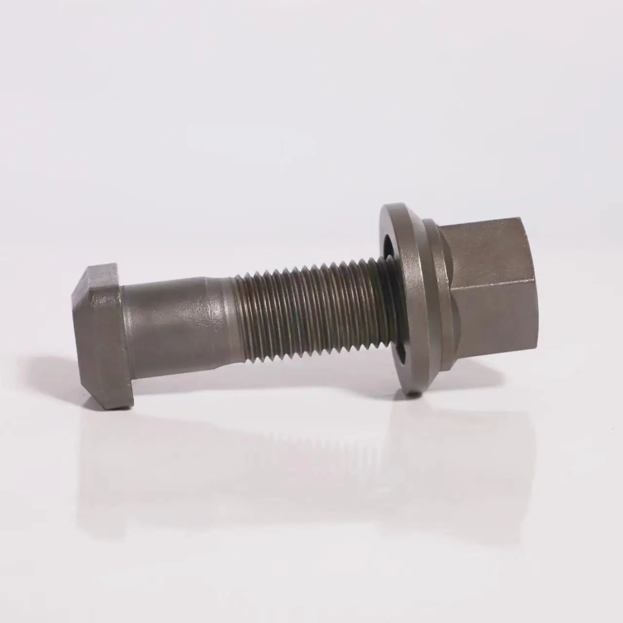 2022 Hot Sale grade 10.9 heavy truck wheel bolt 7/8-11Tx86 OEM 295953 for sania hub bolts and nuts With Best Service