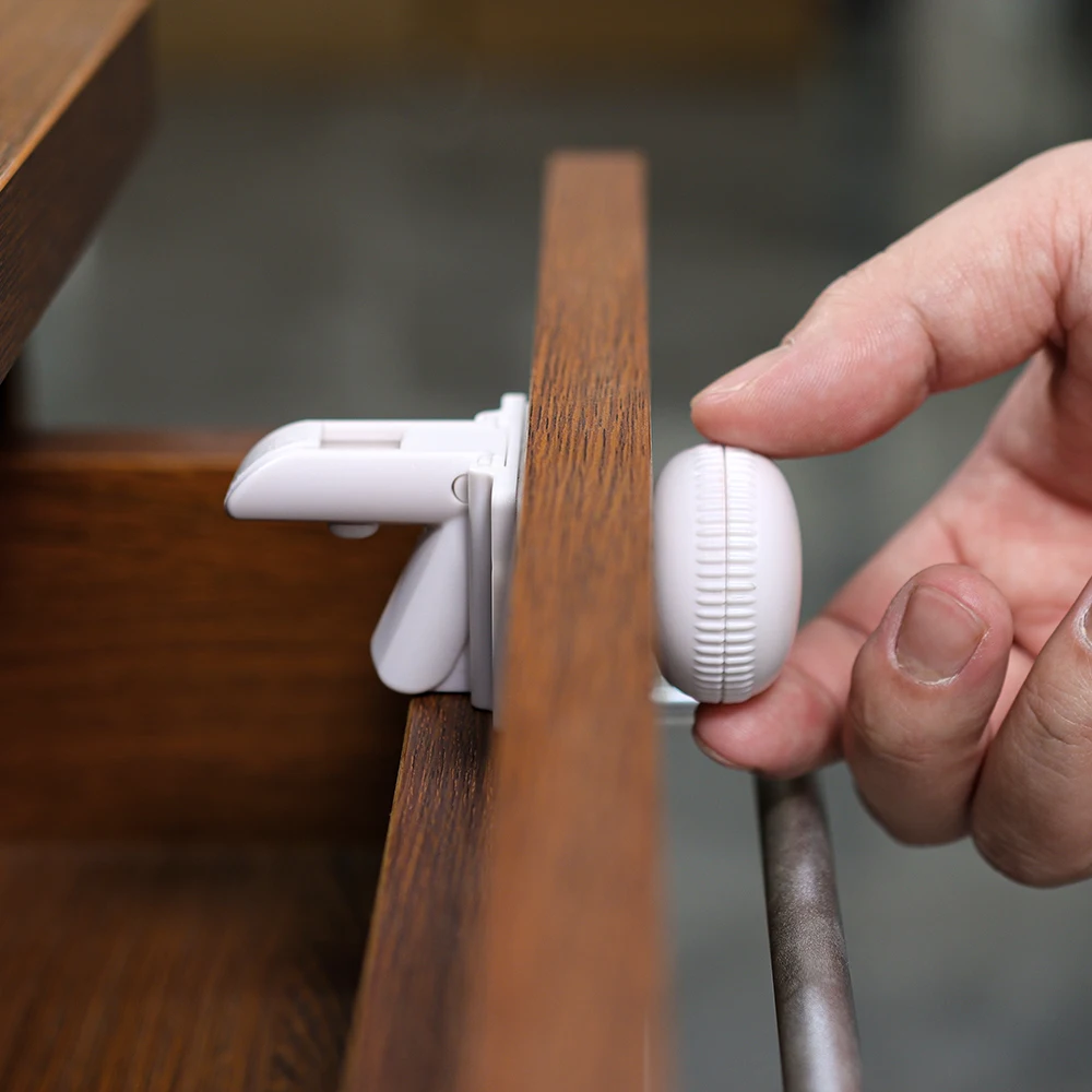 Детские защитные замки для дверей