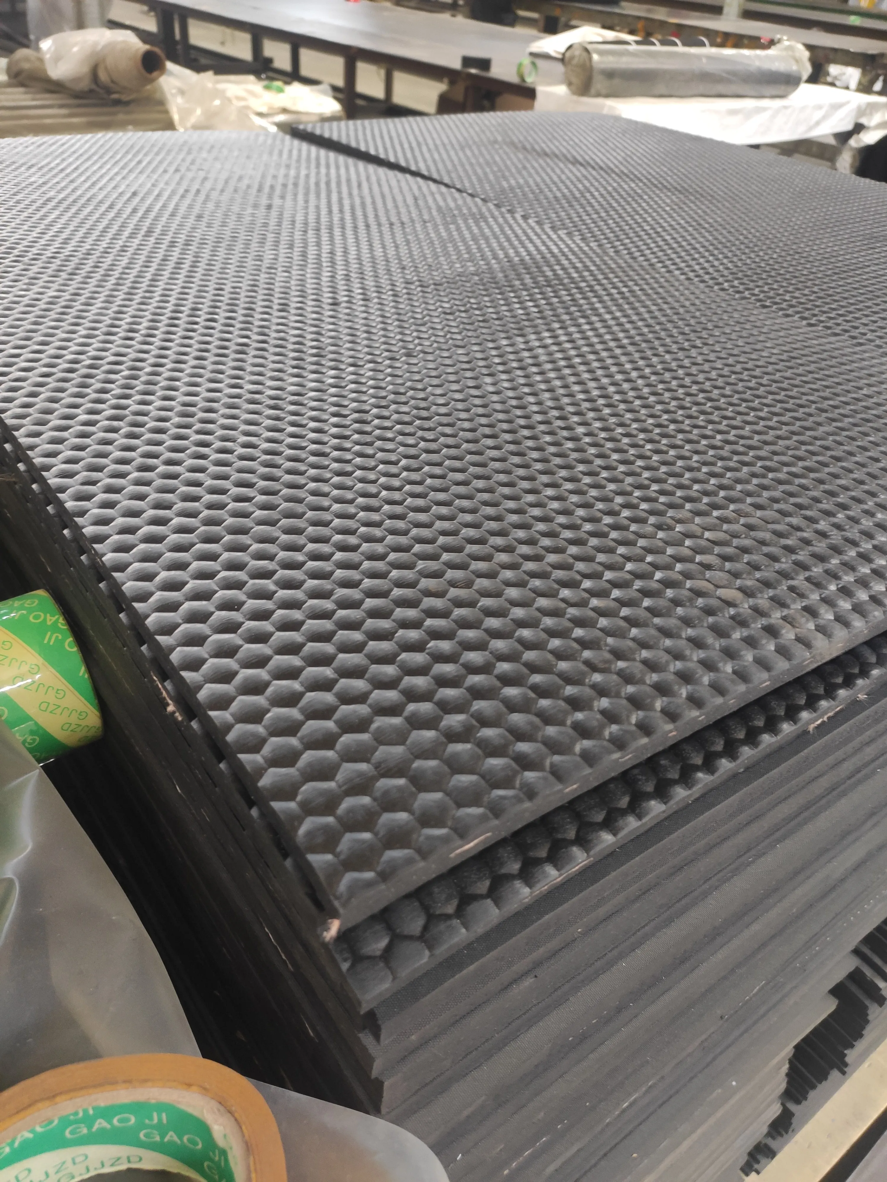 Pig floor /warm flooring  for Animal Livestock Equipment / rubber mat on Plastic Slatted Manure Cleaning Floor